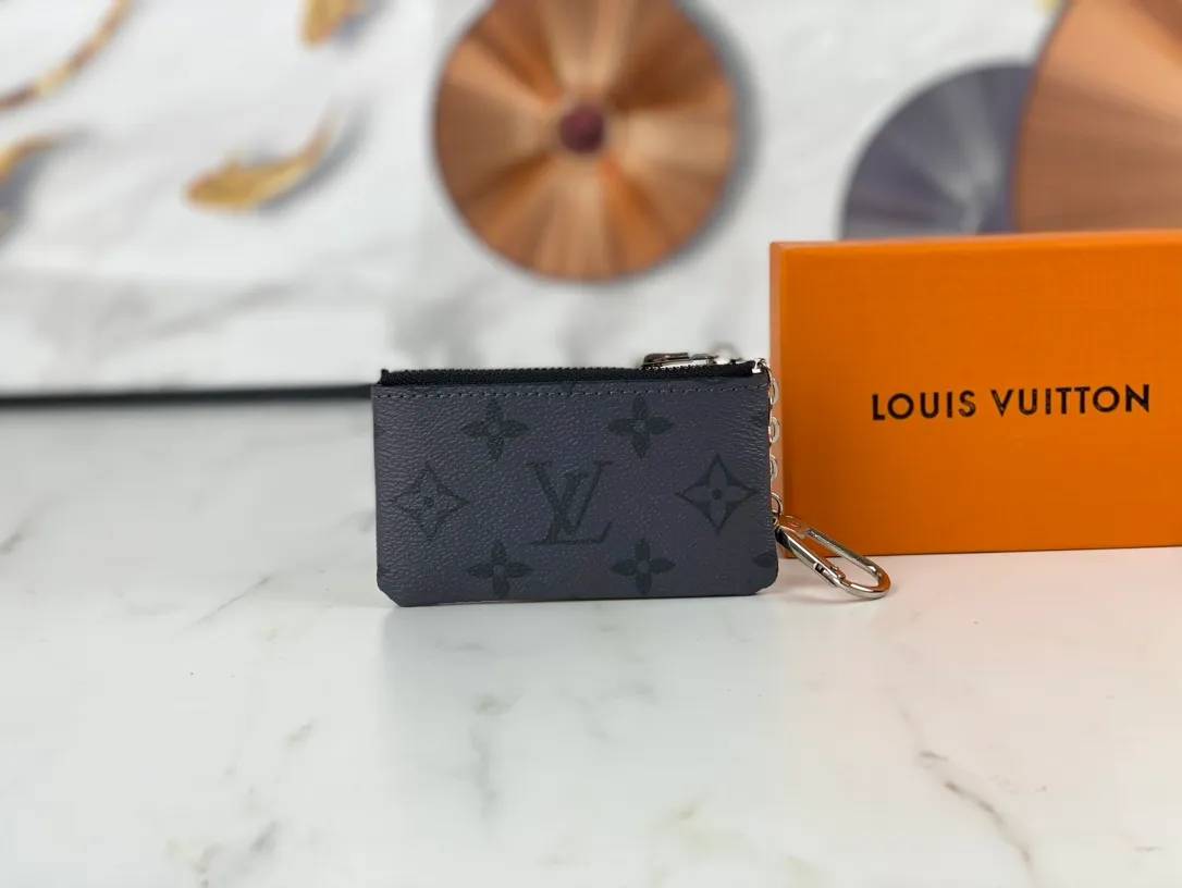 💰90 💎Damier canvas small leather bag can hold change and keys, and can be easily put into handbags or clothing pockets. Key ring, key hook can be hung on the D-ring provided with most Louis Vuitton handbags, zipper closure, Damier canvas texture and embossed calfskin, shiny gold-tone hardware. ❤️Model: 62650 Size: 12x7cm.
