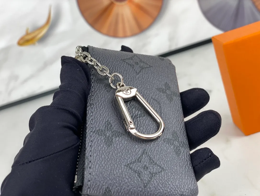 💰90 💎Damier canvas small leather bag can hold change and keys, and can be easily put into handbags or clothing pockets. Key ring, key hook can be hung on the D-ring provided with most Louis Vuitton handbags, zipper closure, Damier canvas texture and embossed calfskin, shiny gold-tone hardware. ❤️Model: 62650 Size: 12x7cm.