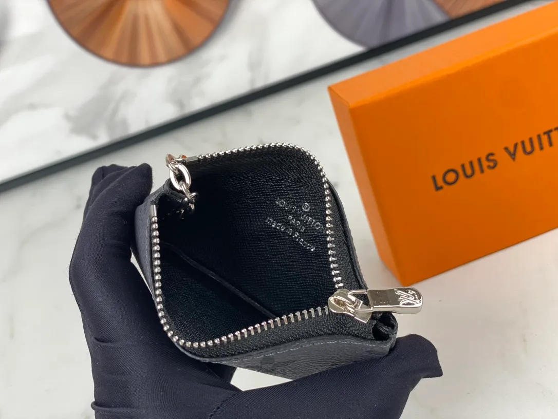 💰90 💎Damier canvas small leather bag can hold change and keys, and can be easily put into handbags or clothing pockets. Key ring, key hook can be hung on the D-ring provided with most Louis Vuitton handbags, zipper closure, Damier canvas texture and embossed calfskin, shiny gold-tone hardware. ❤️Model: 62650 Size: 12x7cm.