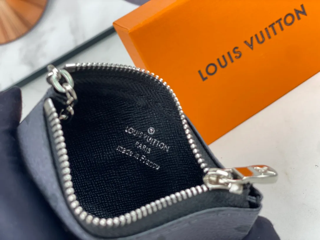 💰90 💎Damier canvas small leather bag can hold change and keys, and can be easily put into handbags or clothing pockets. Key ring, key hook can be hung on the D-ring provided with most Louis Vuitton handbags, zipper closure, Damier canvas texture and embossed calfskin, shiny gold-tone hardware. ❤️Model: 62650 Size: 12x7cm.