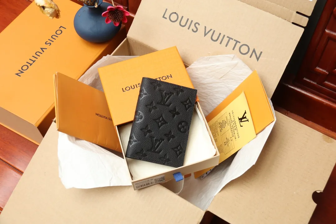Original M64501 Embossed M63914 Passport Holder💰340 An excellent companion for fashionable travel. Lined with luxurious grained calfskin and featuring a multi-compartment interior, this is a classic travel accessory. The image of a giraffe carrying a gorgeous Louis Vuitton handbag and making a shopping spree transforms this elegant passport holder into the embodiment of cuteness. 10.0x14.0x2.5cm
