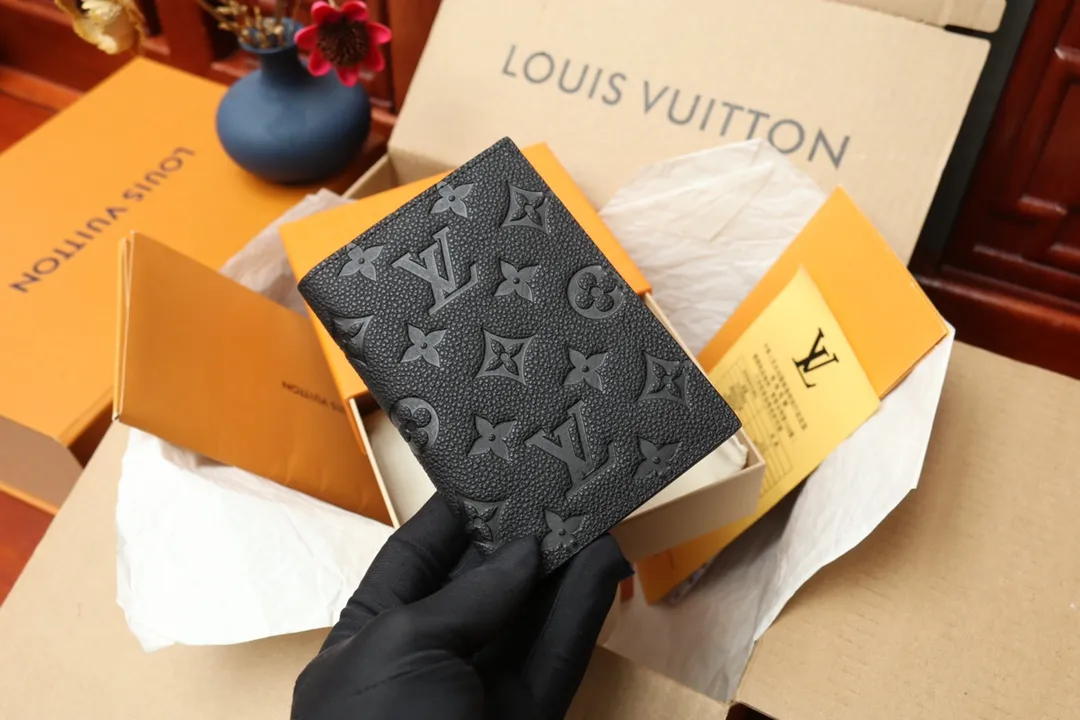 Original M64501 Embossed M63914 Passport Holder💰340 An excellent companion for fashionable travel. Lined with luxurious grained calfskin and featuring a multi-compartment interior, this is a classic travel accessory. The image of a giraffe carrying a gorgeous Louis Vuitton handbag and making a shopping spree transforms this elegant passport holder into the embodiment of cuteness. 10.0x14.0x2.5cm