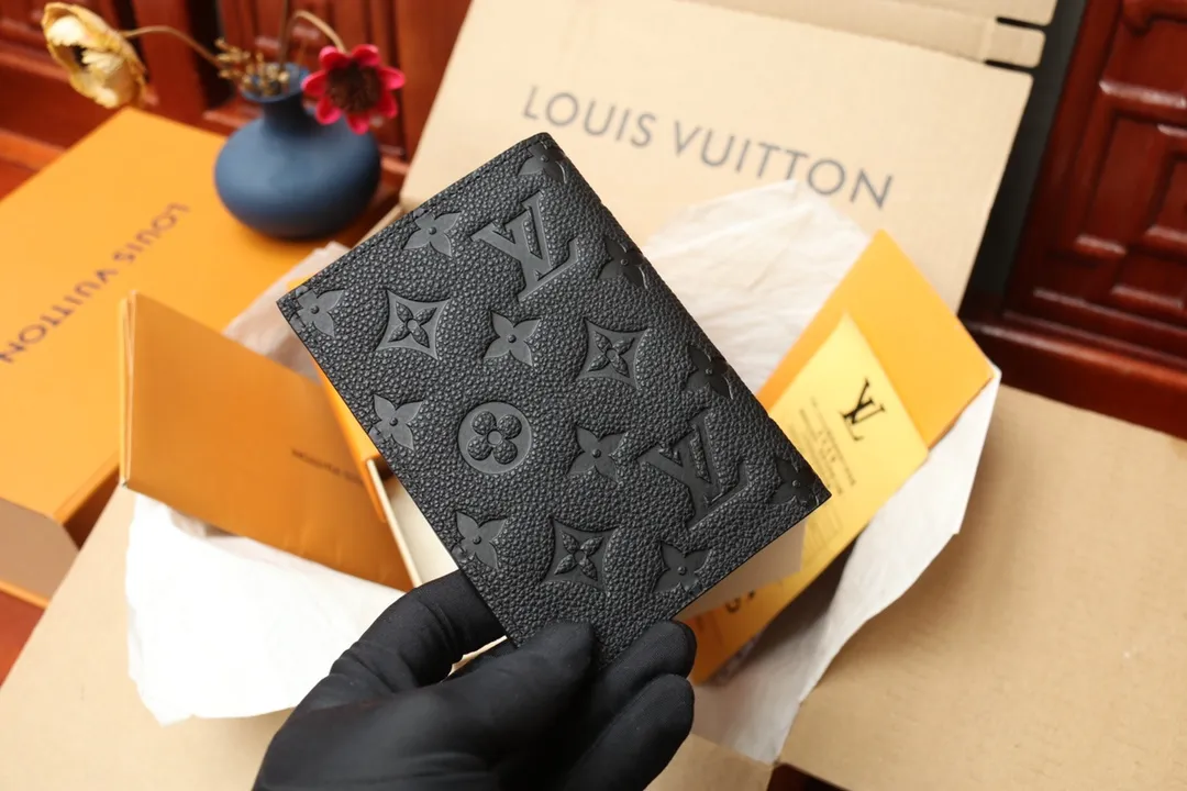 Original M64501 Embossed M63914 Passport Holder💰340 An excellent companion for fashionable travel. Lined with luxurious grained calfskin and featuring a multi-compartment interior, this is a classic travel accessory. The image of a giraffe carrying a gorgeous Louis Vuitton handbag and making a shopping spree transforms this elegant passport holder into the embodiment of cuteness. 10.0x14.0x2.5cm