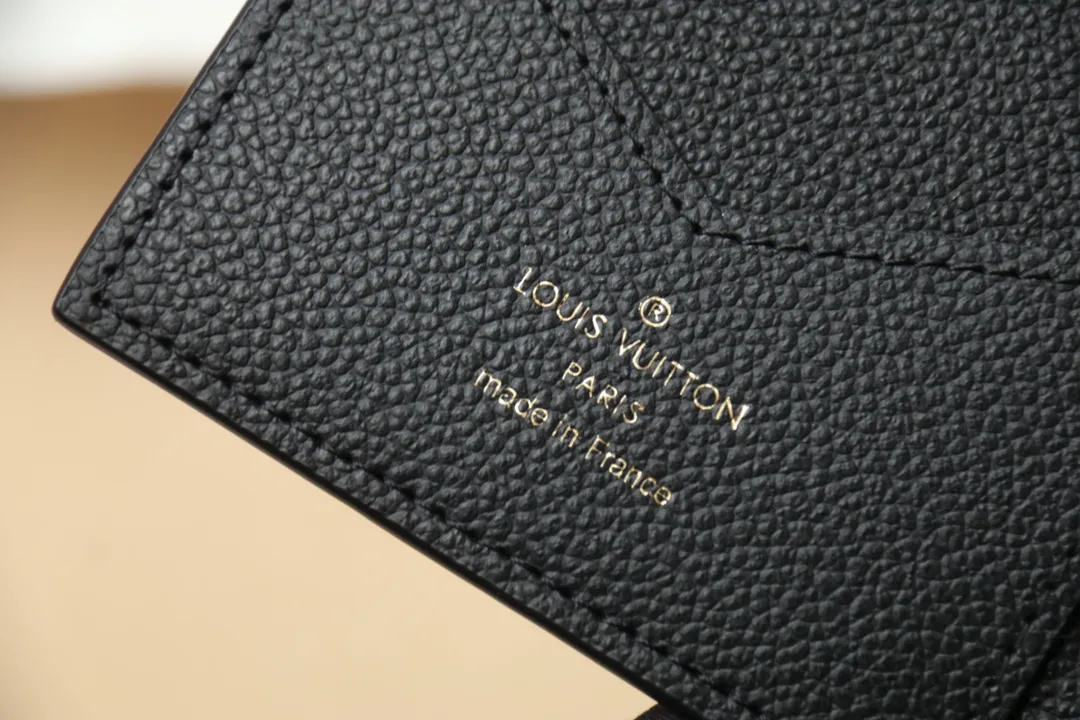 Original M64501 Embossed M63914 Passport Holder💰340 An excellent companion for fashionable travel. Lined with luxurious grained calfskin and featuring a multi-compartment interior, this is a classic travel accessory. The image of a giraffe carrying a gorgeous Louis Vuitton handbag and making a shopping spree transforms this elegant passport holder into the embodiment of cuteness. 10.0x14.0x2.5cm