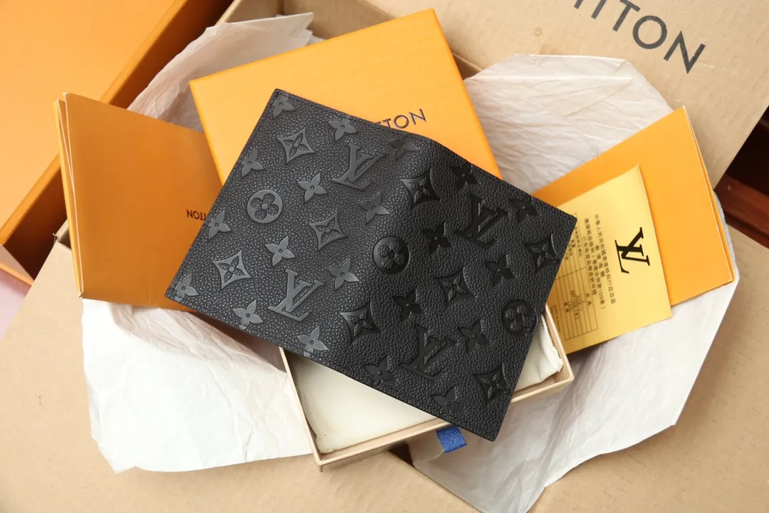 Original M64501 Embossed M63914 Passport Holder💰340 An excellent companion for fashionable travel. Lined with luxurious grained calfskin and featuring a multi-compartment interior, this is a classic travel accessory. The image of a giraffe carrying a gorgeous Louis Vuitton handbag and making a shopping spree transforms this elegant passport holder into the embodiment of cuteness. 10.0x14.0x2.5cm