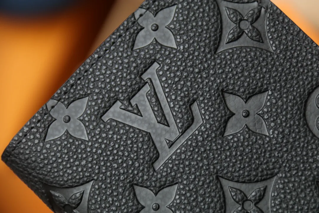 Original M64501 Embossed M63914 Passport Holder💰340 An excellent companion for fashionable travel. Lined with luxurious grained calfskin and featuring a multi-compartment interior, this is a classic travel accessory. The image of a giraffe carrying a gorgeous Louis Vuitton handbag and making a shopping spree transforms this elegant passport holder into the embodiment of cuteness. 10.0x14.0x2.5cm