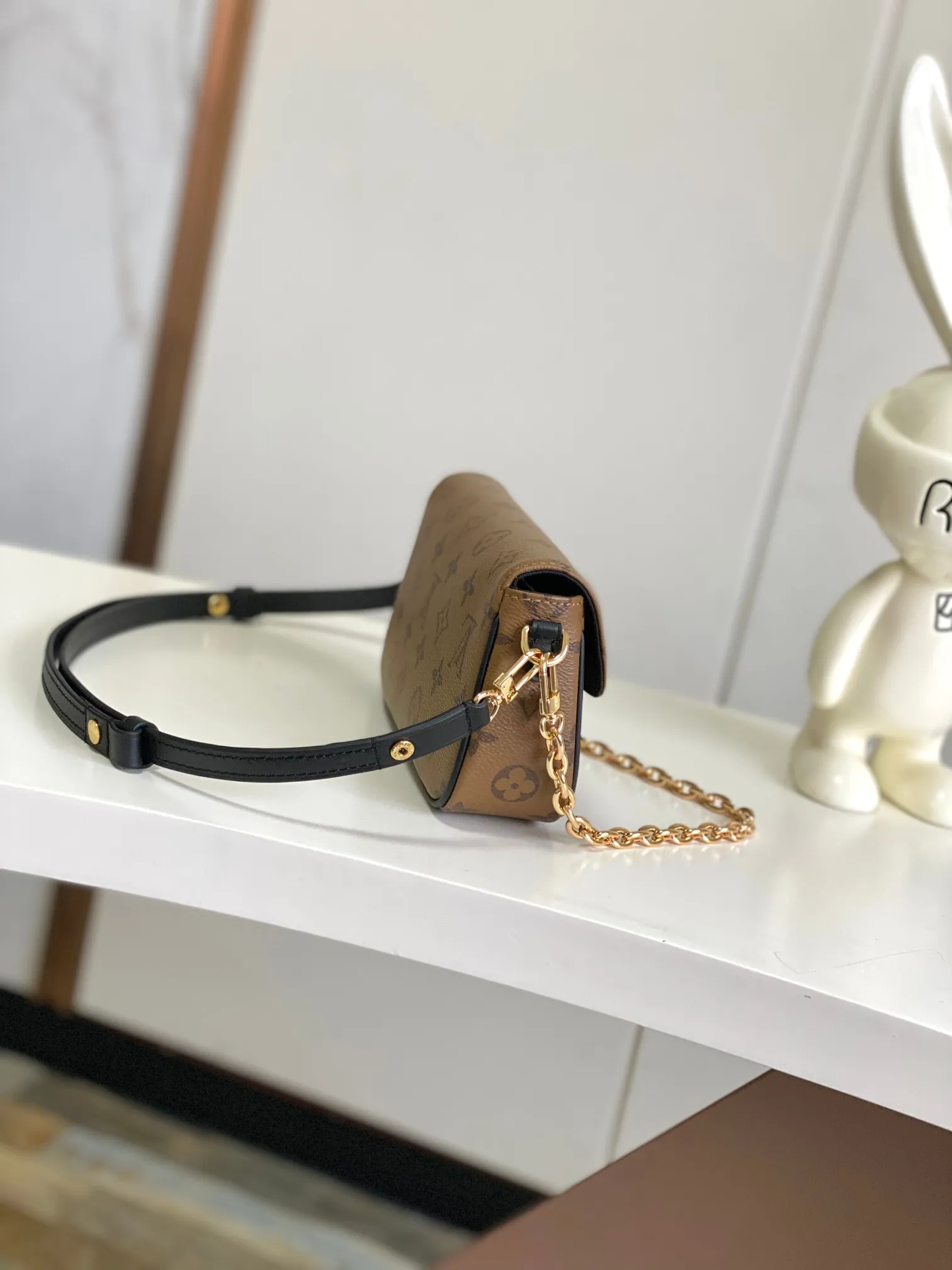 💰640 Top Original Single Dynamic Chip Version] M26587 Yellow Flower M81911 Wallet On Chain Ivy handbag is made of Monogram canvas, inspired by the Sac Recoleta handbag of the 2000s. The card compartment and zippered inner pocket can accommodate daily needs, and the chain and adjustable leather shoulder strap are detachable, allowing for long and short shoulder and cross-body wear options. Dimensions: 23.5 x 12 x 4.3 cm