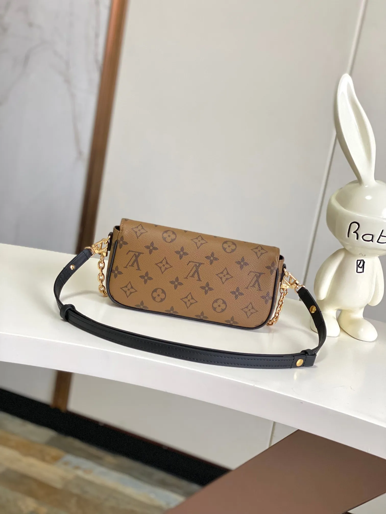 💰640 Top Original Single Dynamic Chip Version] M26587 Yellow Flower M81911 Wallet On Chain Ivy handbag is made of Monogram canvas, inspired by the Sac Recoleta handbag of the 2000s. The card compartment and zippered inner pocket can accommodate daily needs, and the chain and adjustable leather shoulder strap are detachable, allowing for long and short shoulder and cross-body wear options. Dimensions: 23.5 x 12 x 4.3 cm