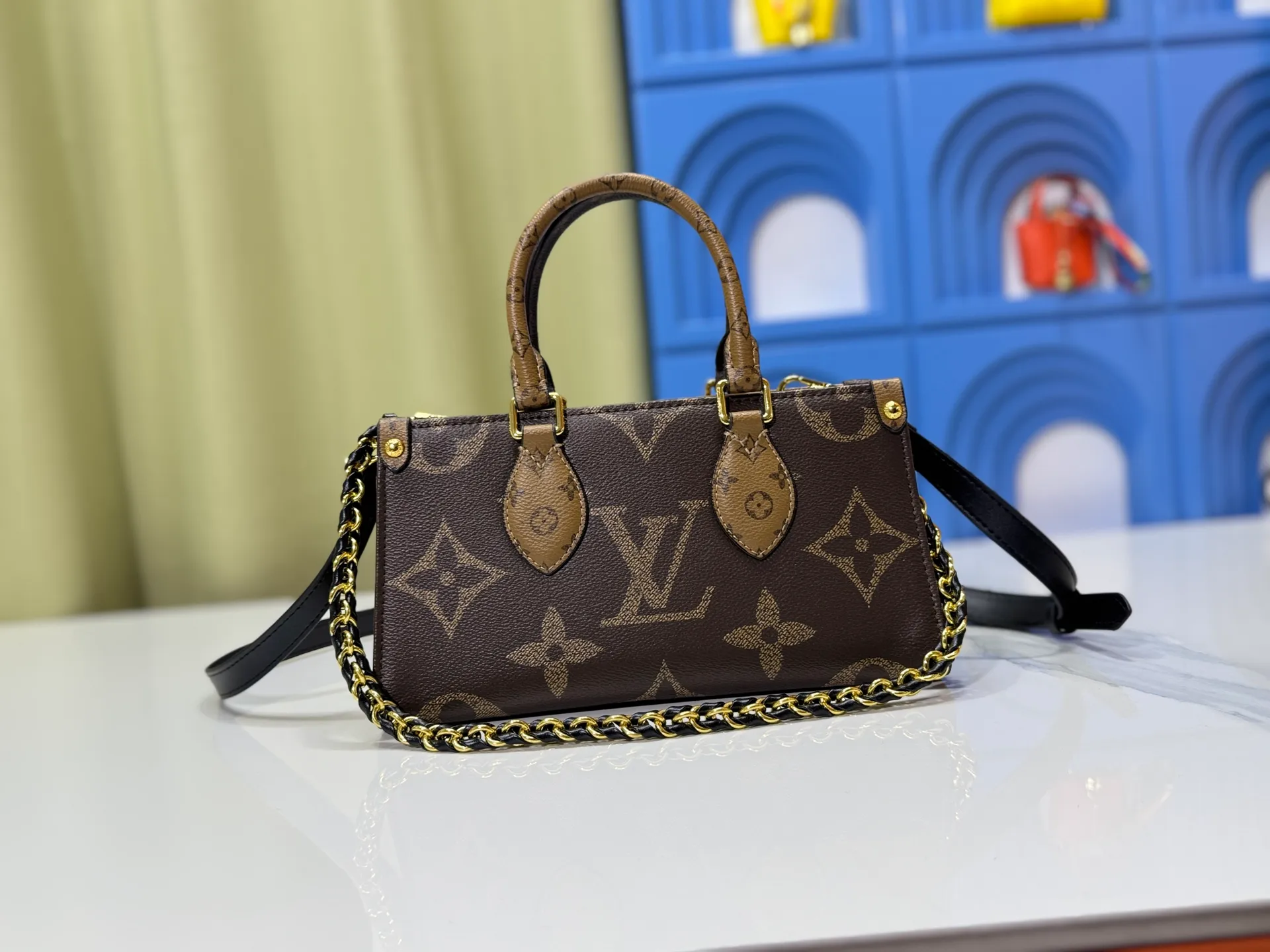 P240 Upgraded original M14236 M14213 M46653 This OnTheGo East West handbag uses coated canvas to present the Monogram Giant element, which is combined with the Monogram Reverse coated canvas trim and bright metal parts to create an elegant style. The top handle, detachable chain and removable and adjustable shoulder strap allow for a variety of carrying options, while multiple compartments and pockets keep valuables organized. Dimensions: 25.0 x 13.0 x 10.0 cm (length x height x width)
