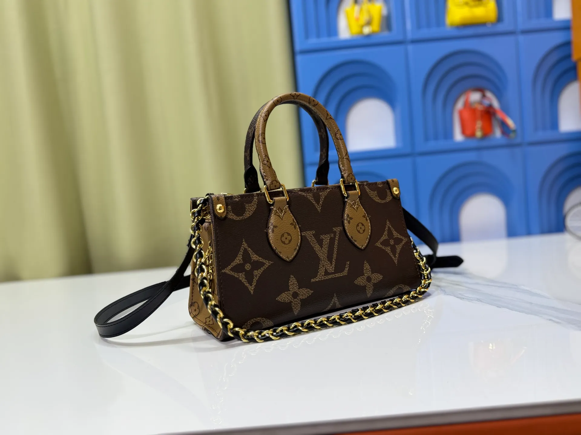 P240 Upgraded original M14236 M14213 M46653 This OnTheGo East West handbag uses coated canvas to present the Monogram Giant element, which is combined with the Monogram Reverse coated canvas trim and bright metal parts to create an elegant style. The top handle, detachable chain and removable and adjustable shoulder strap allow for a variety of carrying options, while multiple compartments and pockets keep valuables organized. Dimensions: 25.0 x 13.0 x 10.0 cm (length x height x width)