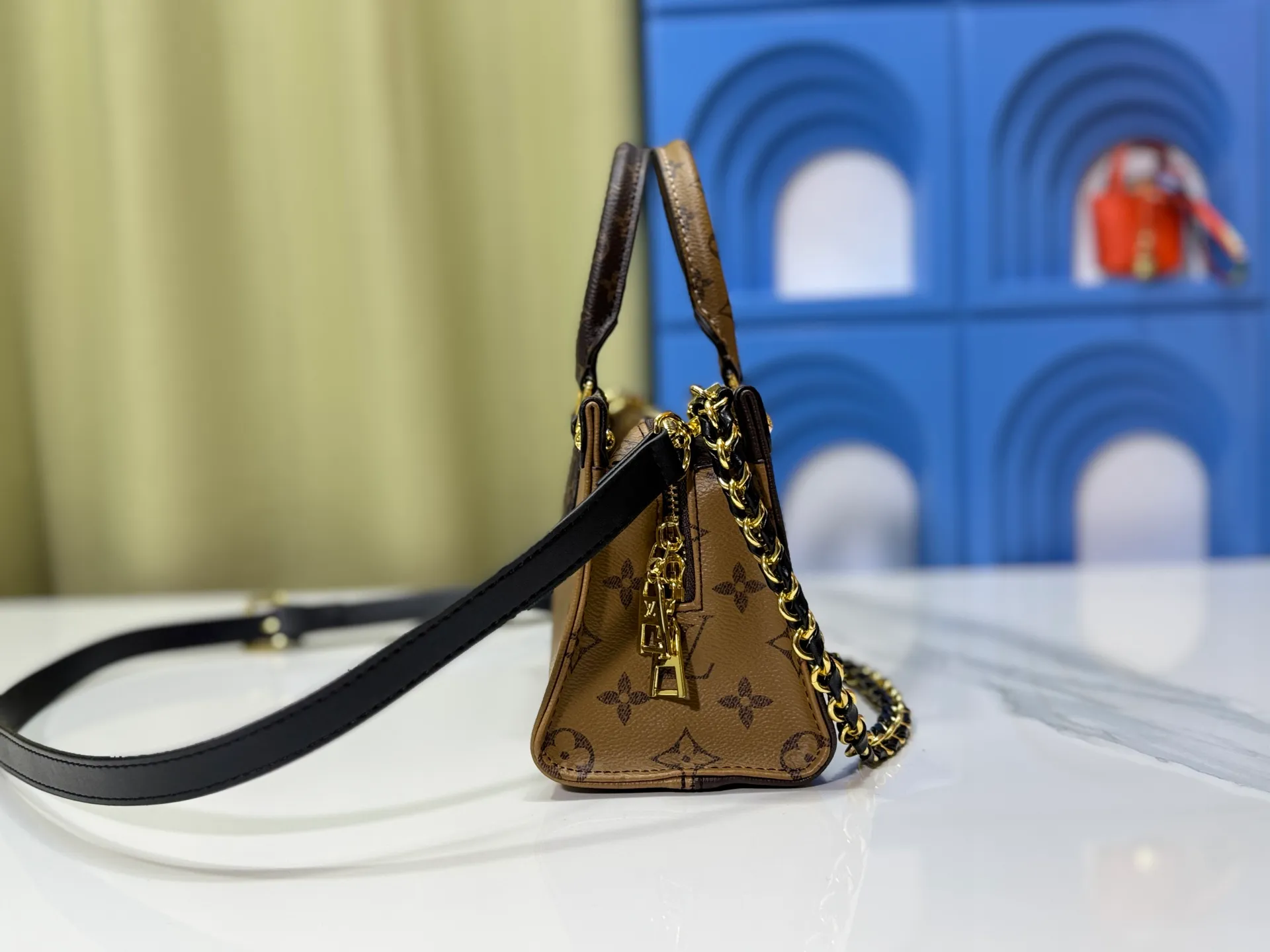 P240 Upgraded original M14236 M14213 M46653 This OnTheGo East West handbag uses coated canvas to present the Monogram Giant element, which is combined with the Monogram Reverse coated canvas trim and bright metal parts to create an elegant style. The top handle, detachable chain and removable and adjustable shoulder strap allow for a variety of carrying options, while multiple compartments and pockets keep valuables organized. Dimensions: 25.0 x 13.0 x 10.0 cm (length x height x width)