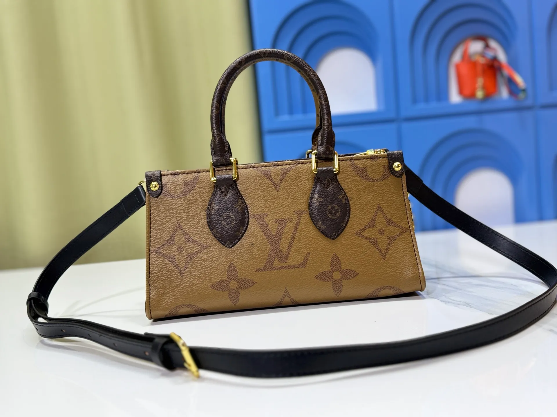 P240 Upgraded original M14236 M14213 M46653 This OnTheGo East West handbag uses coated canvas to present the Monogram Giant element, which is combined with the Monogram Reverse coated canvas trim and bright metal parts to create an elegant style. The top handle, detachable chain and removable and adjustable shoulder strap allow for a variety of carrying options, while multiple compartments and pockets keep valuables organized. Dimensions: 25.0 x 13.0 x 10.0 cm (length x height x width)