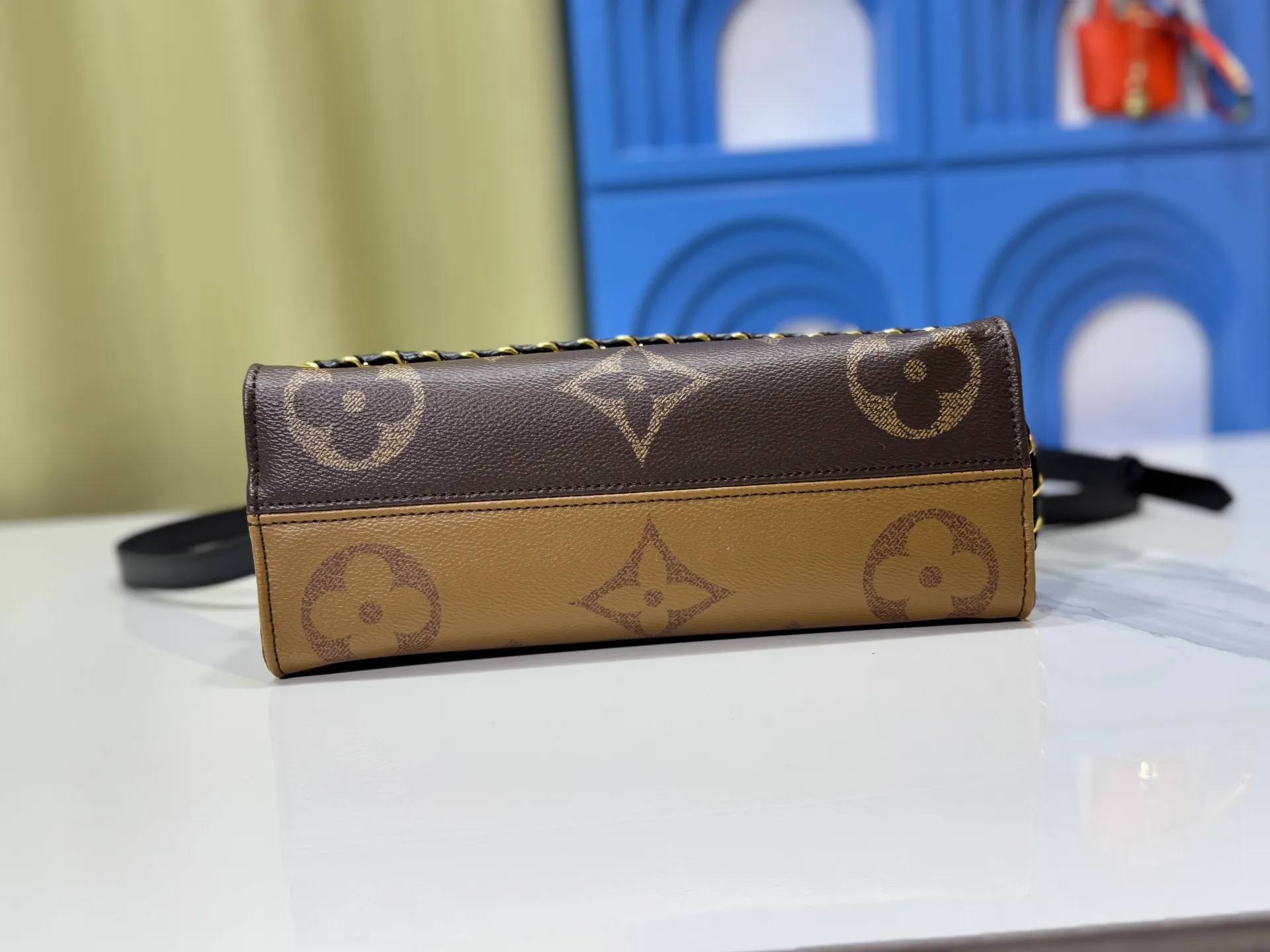 P240 Upgraded original M14236 M14213 M46653 This OnTheGo East West handbag uses coated canvas to present the Monogram Giant element, which is combined with the Monogram Reverse coated canvas trim and bright metal parts to create an elegant style. The top handle, detachable chain and removable and adjustable shoulder strap allow for a variety of carrying options, while multiple compartments and pockets keep valuables organized. Dimensions: 25.0 x 13.0 x 10.0 cm (length x height x width)