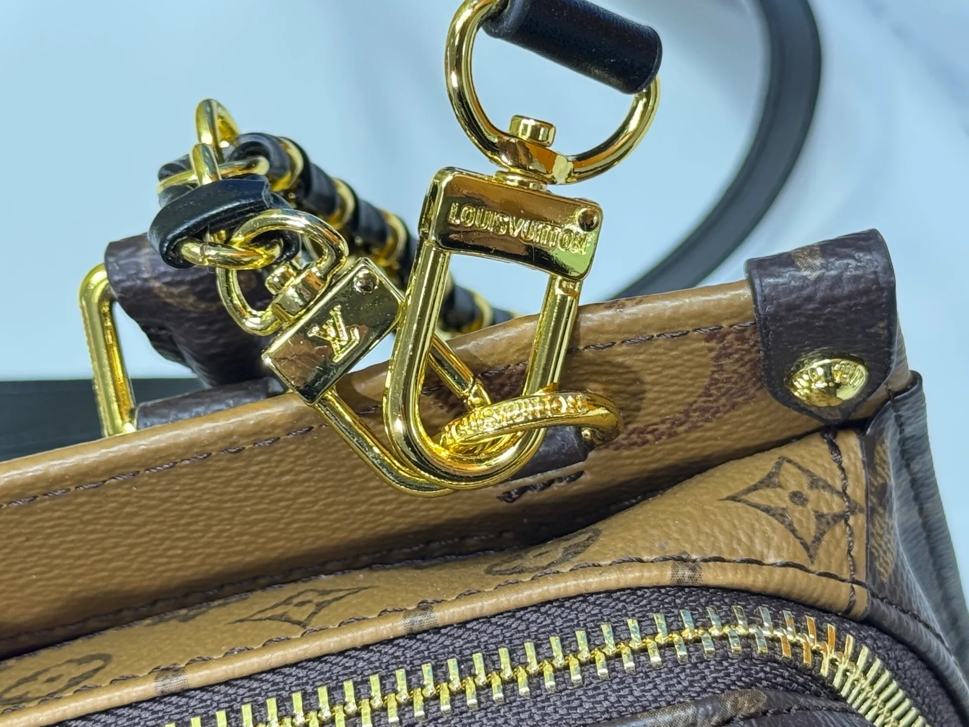 P240 Upgraded original M14236 M14213 M46653 This OnTheGo East West handbag uses coated canvas to present the Monogram Giant element, which is combined with the Monogram Reverse coated canvas trim and bright metal parts to create an elegant style. The top handle, detachable chain and removable and adjustable shoulder strap allow for a variety of carrying options, while multiple compartments and pockets keep valuables organized. Dimensions: 25.0 x 13.0 x 10.0 cm (length x height x width)
