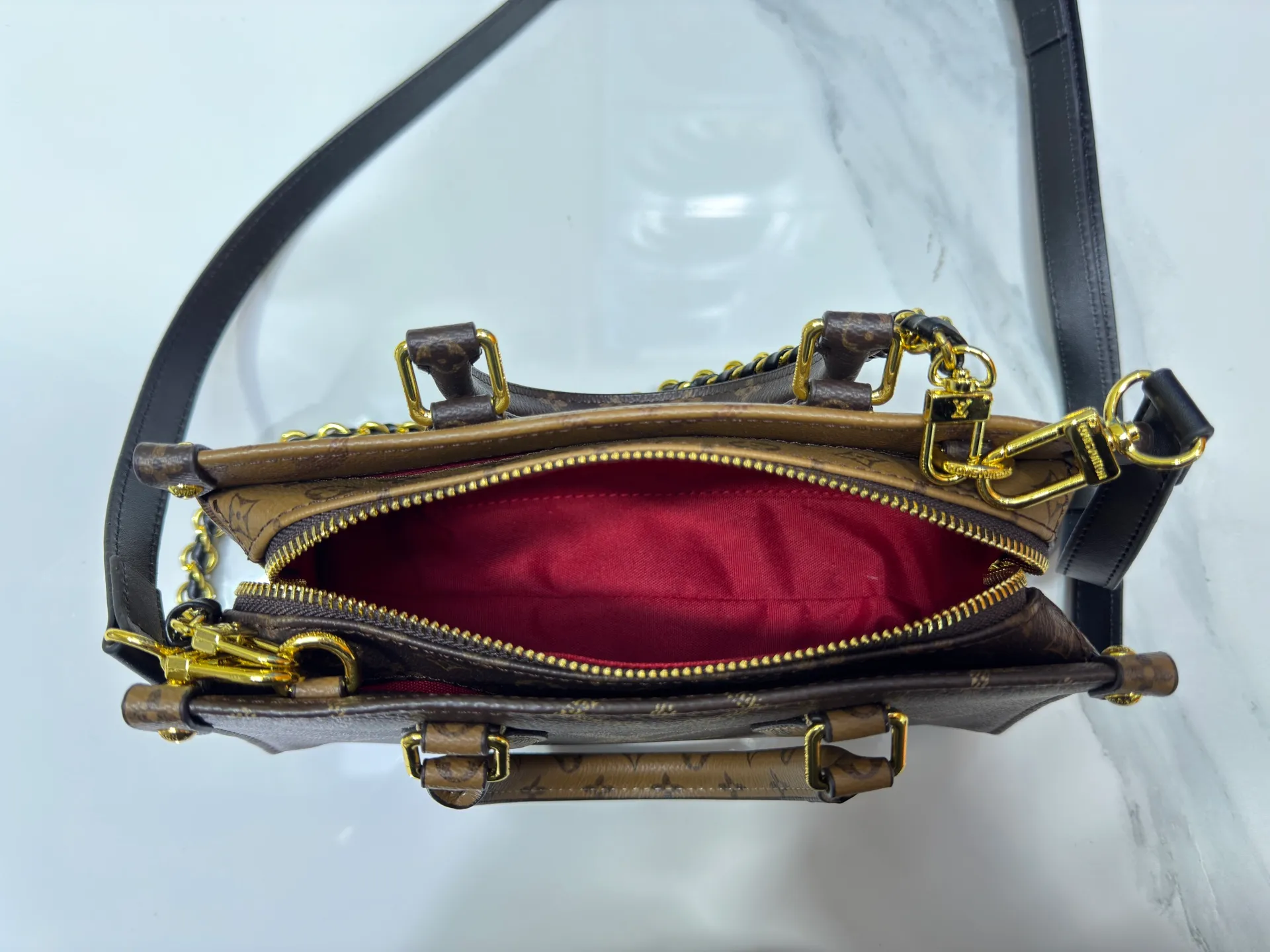 P240 Upgraded original M14236 M14213 M46653 This OnTheGo East West handbag uses coated canvas to present the Monogram Giant element, which is combined with the Monogram Reverse coated canvas trim and bright metal parts to create an elegant style. The top handle, detachable chain and removable and adjustable shoulder strap allow for a variety of carrying options, while multiple compartments and pockets keep valuables organized. Dimensions: 25.0 x 13.0 x 10.0 cm (length x height x width)