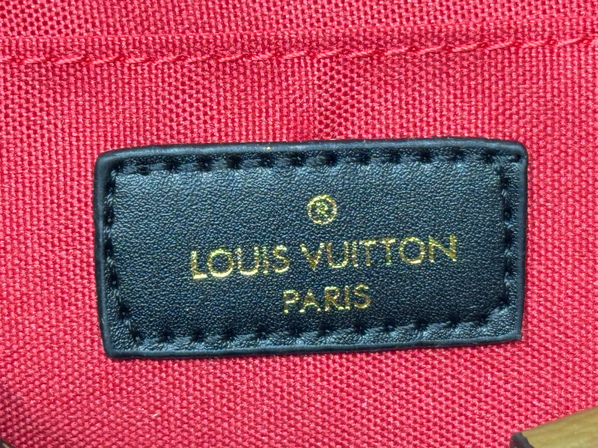 P240 Upgraded original M14236 M14213 M46653 This OnTheGo East West handbag uses coated canvas to present the Monogram Giant element, which is combined with the Monogram Reverse coated canvas trim and bright metal parts to create an elegant style. The top handle, detachable chain and removable and adjustable shoulder strap allow for a variety of carrying options, while multiple compartments and pockets keep valuables organized. Dimensions: 25.0 x 13.0 x 10.0 cm (length x height x width)