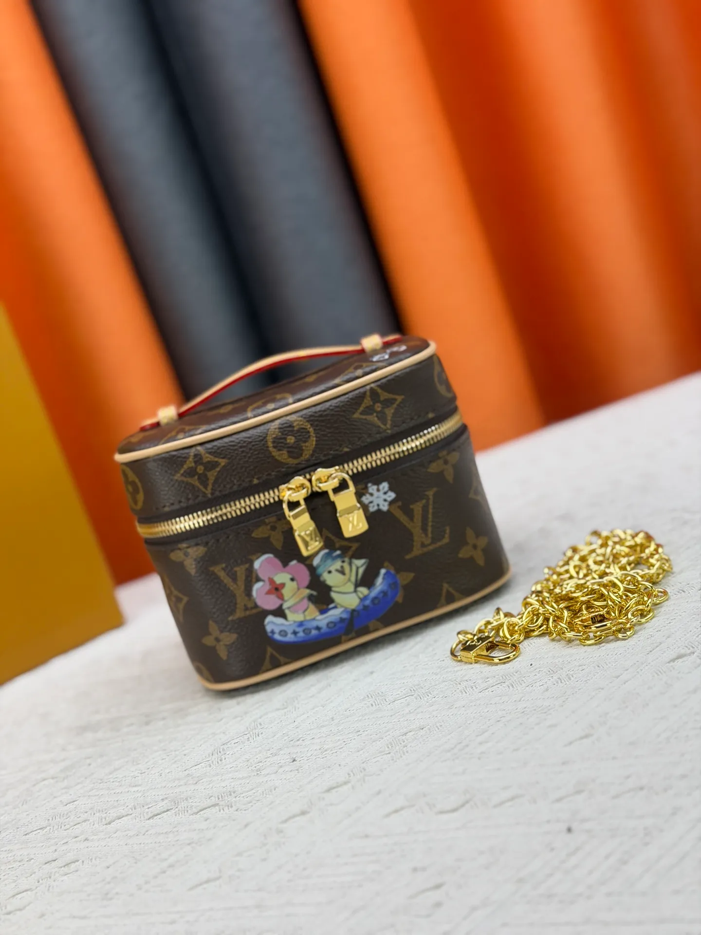 P220 Upgraded original M44936 M26647 This Nice Nano cosmetic bag is made of Monogram canvas and has a delicate structure. It can be placed in the bathroom to store beauty products such as nail polish or lipstick, or placed in a handbag to collect small items. The handle can be folded flat to fit into a small space. Dimensions: 14.0 x 10.2 x 8.5 cm (length x height x width)