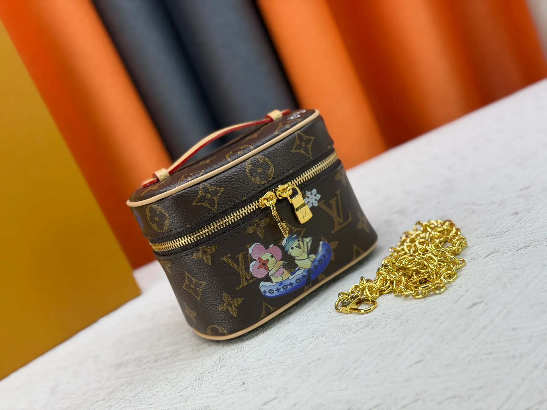 P220 Upgraded original M44936 M26647 This Nice Nano cosmetic bag is made of Monogram canvas and has a delicate structure. It can be placed in the bathroom to store beauty products such as nail polish or lipstick, or placed in a handbag to collect small items. The handle can be folded flat to fit into a small space. Dimensions: 14.0 x 10.2 x 8.5 cm (length x height x width)