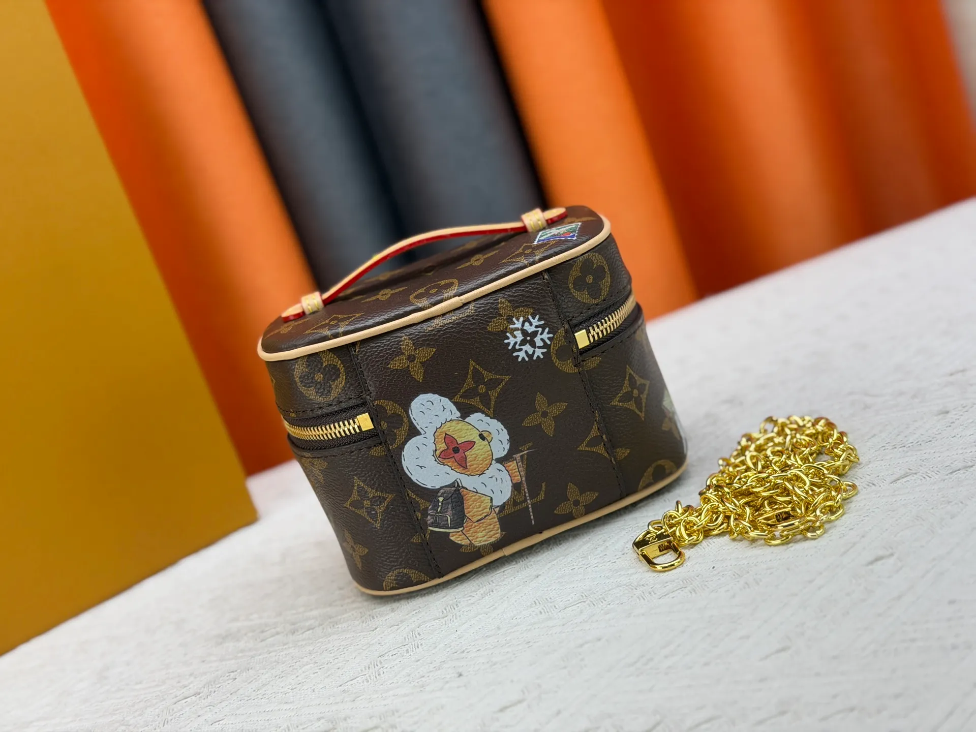 P220 Upgraded original M44936 M26647 This Nice Nano cosmetic bag is made of Monogram canvas and has a delicate structure. It can be placed in the bathroom to store beauty products such as nail polish or lipstick, or placed in a handbag to collect small items. The handle can be folded flat to fit into a small space. Dimensions: 14.0 x 10.2 x 8.5 cm (length x height x width)