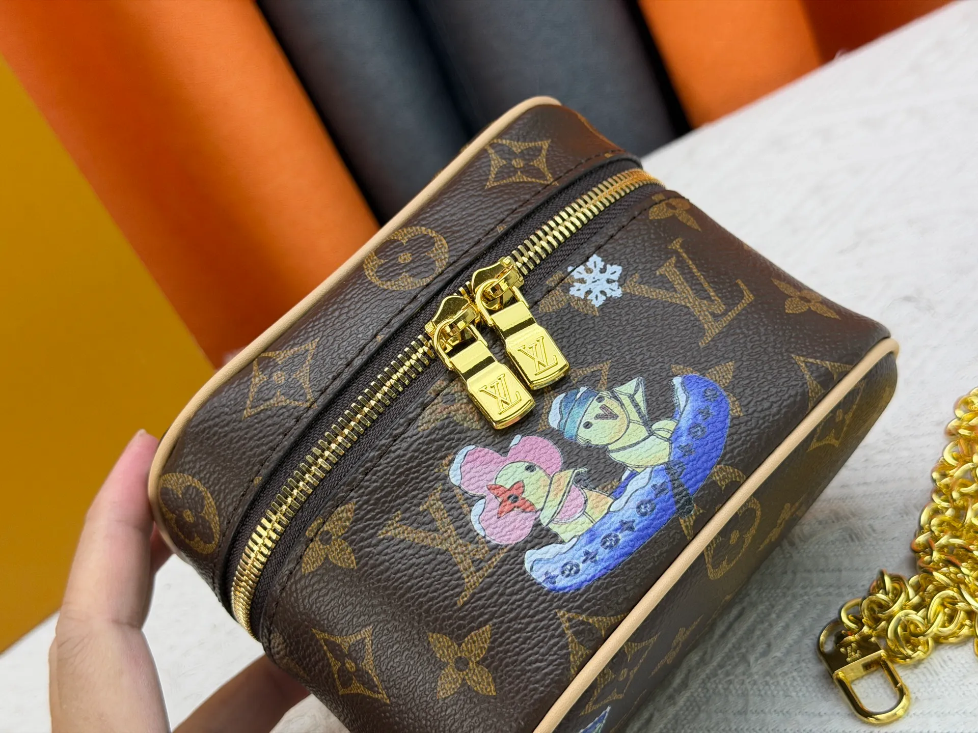 P220 Upgraded original M44936 M26647 This Nice Nano cosmetic bag is made of Monogram canvas and has a delicate structure. It can be placed in the bathroom to store beauty products such as nail polish or lipstick, or placed in a handbag to collect small items. The handle can be folded flat to fit into a small space. Dimensions: 14.0 x 10.2 x 8.5 cm (length x height x width)
