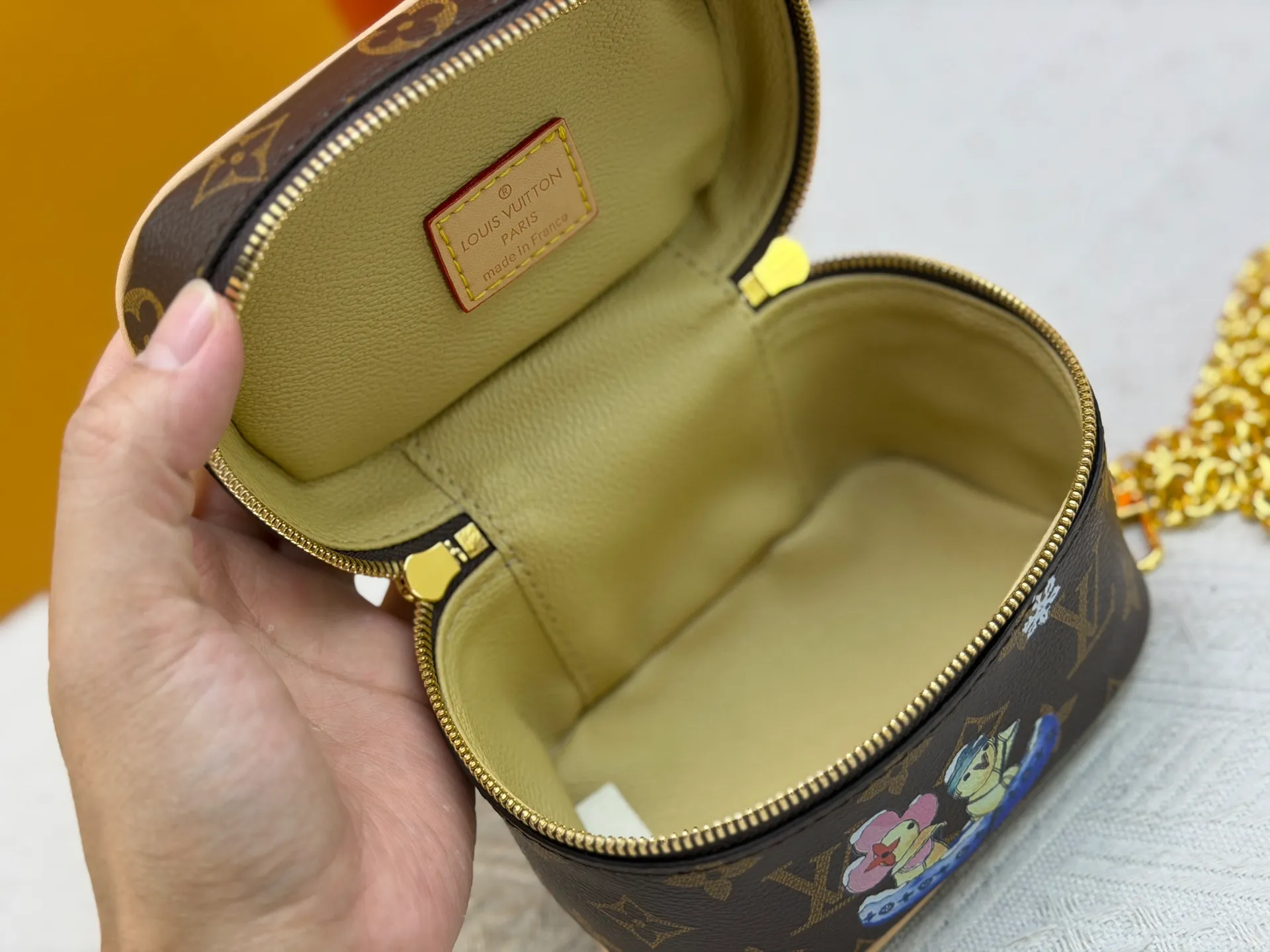P220 Upgraded original M44936 M26647 This Nice Nano cosmetic bag is made of Monogram canvas and has a delicate structure. It can be placed in the bathroom to store beauty products such as nail polish or lipstick, or placed in a handbag to collect small items. The handle can be folded flat to fit into a small space. Dimensions: 14.0 x 10.2 x 8.5 cm (length x height x width)