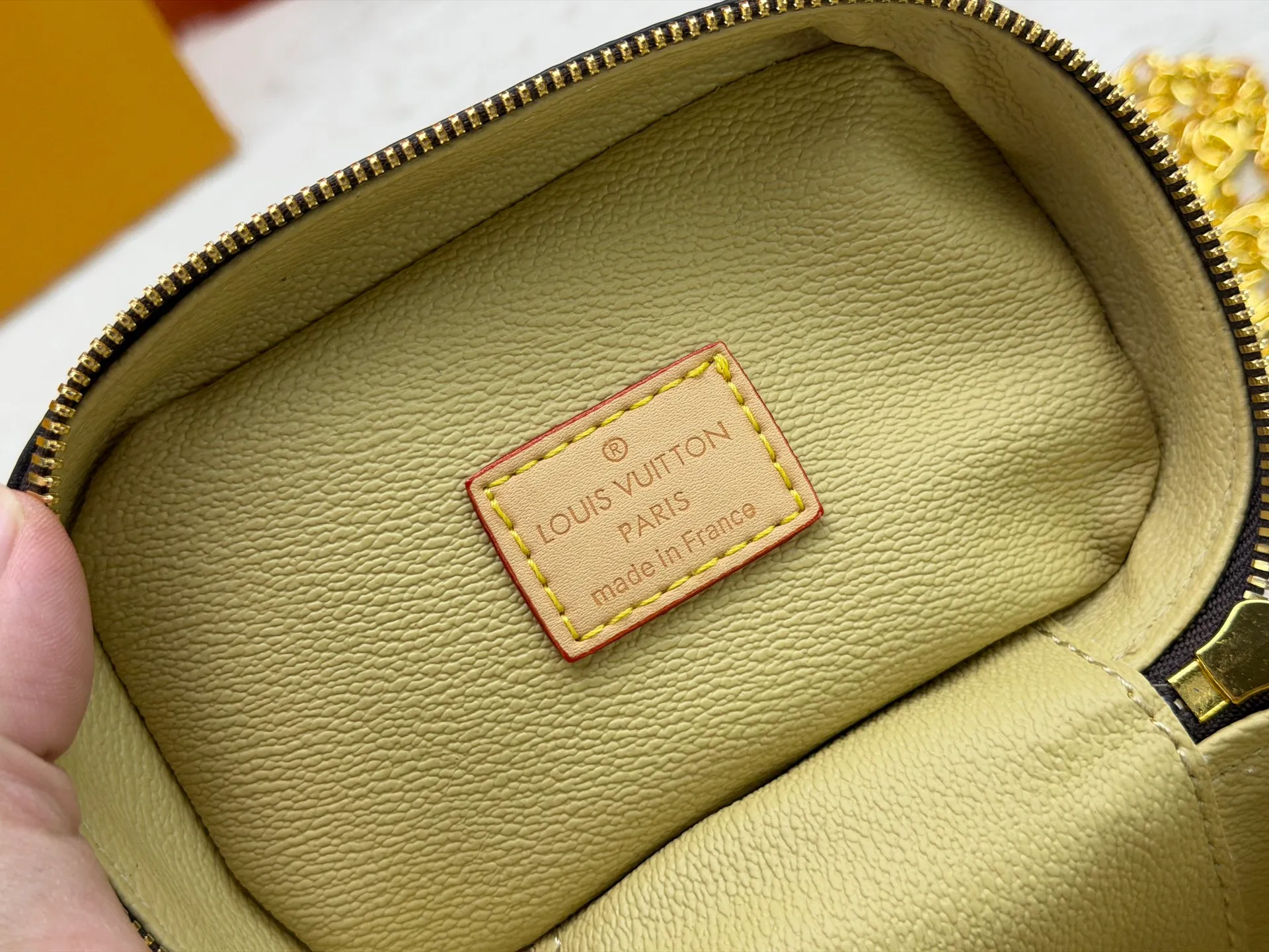 P220 Upgraded original M44936 M26647 This Nice Nano cosmetic bag is made of Monogram canvas and has a delicate structure. It can be placed in the bathroom to store beauty products such as nail polish or lipstick, or placed in a handbag to collect small items. The handle can be folded flat to fit into a small space. Dimensions: 14.0 x 10.2 x 8.5 cm (length x height x width)