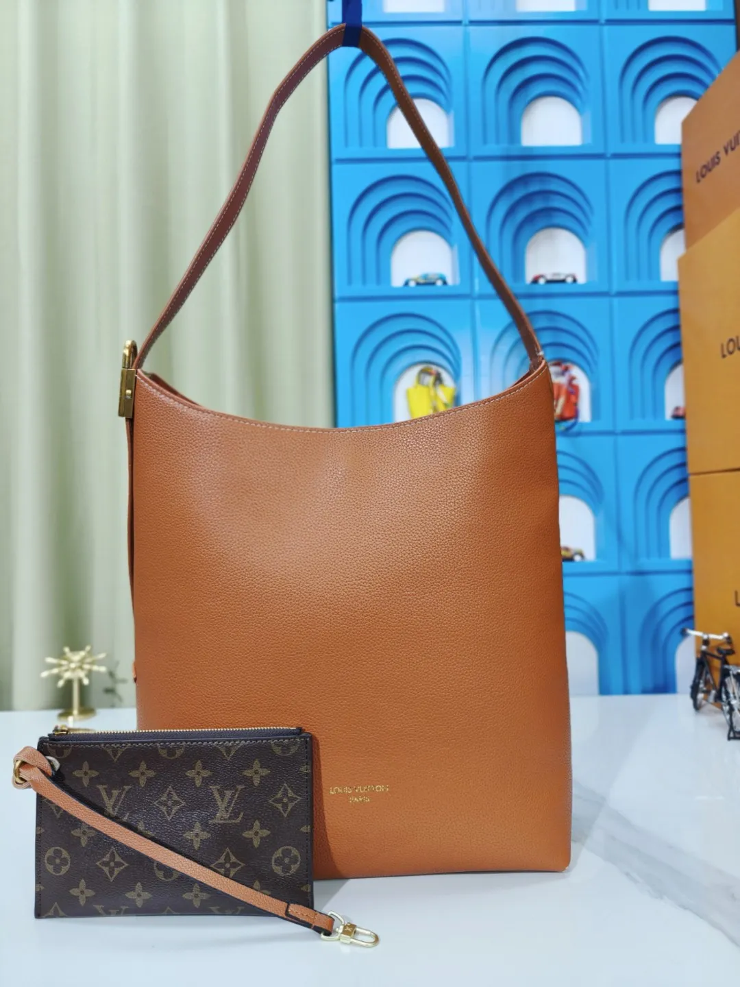 P large 280 💰 small 260 💰 Upgraded original (imitation original) m24988 m24974 m24856 m25022 m25352 m125353m25354 This lowkey hobo handbag is made of smooth cow leather with a surface cow leather lining. It can accommodate short wallets, large smartphones, keys and other small items. The shoulder strap is adjustable with a padlock buckle, and the removable monogram canvas zippered interior pocket provides neat storage. Size: large 31.0x35.0x18.0 cm (length x height x width), small 24.0x28.0x16.0 cm (length x height x width)