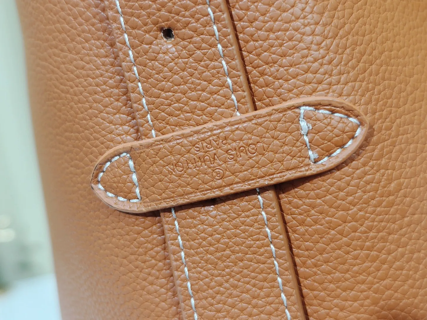 P large 280 💰 small 260 💰 Upgraded original (imitation original) m24988 m24974 m24856 m25022 m25352 m125353m25354 This lowkey hobo handbag is made of smooth cow leather with a surface cow leather lining. It can accommodate short wallets, large smartphones, keys and other small items. The shoulder strap is adjustable with a padlock buckle, and the removable monogram canvas zippered interior pocket provides neat storage. Size: large 31.0x35.0x18.0 cm (length x height x width), small 24.0x28.0x16.0 cm (length x height x width)