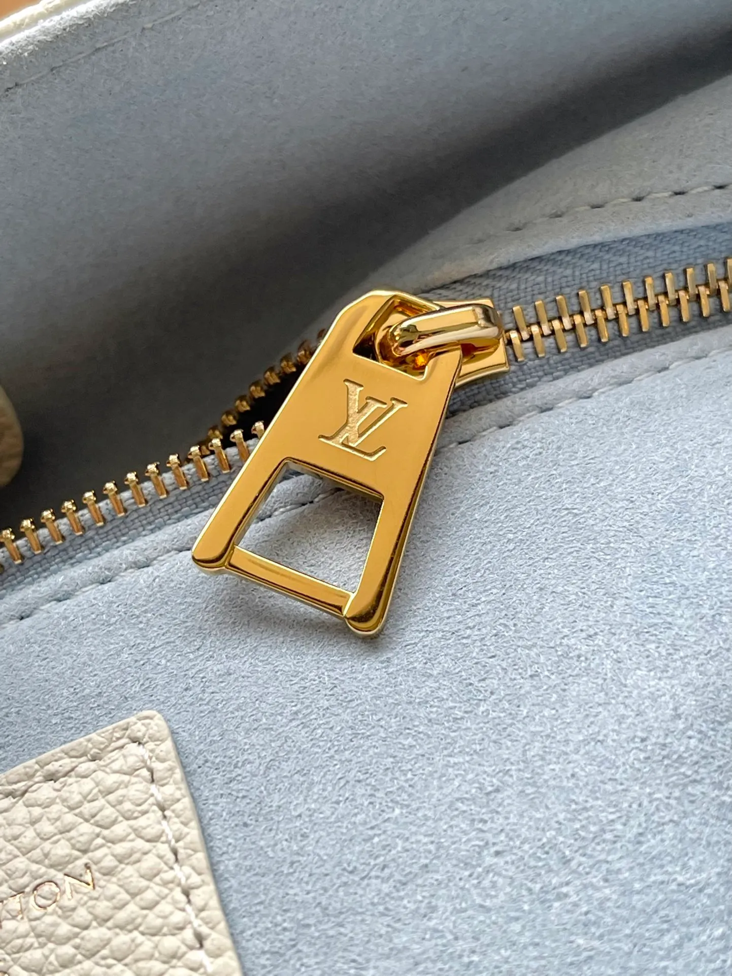 💰1040 (top layer leather) top original order M46833. Support counter inspection. Photos taken of duty-free goods are consistent with the product without unpacking. This product is an exclusive duty-free product in the market and is the highest-end product. Inspection is supported. This product has passed strict inspection and is flawless. Please wear gloves when touching the product. This product is not returnable or exchangeable. Please confirm the product first and then remove the label on the handle. This product is temporarily not open to the public, only regular customers, and is in short supply. Dimensions: 25 x 19 x 11.5 cm