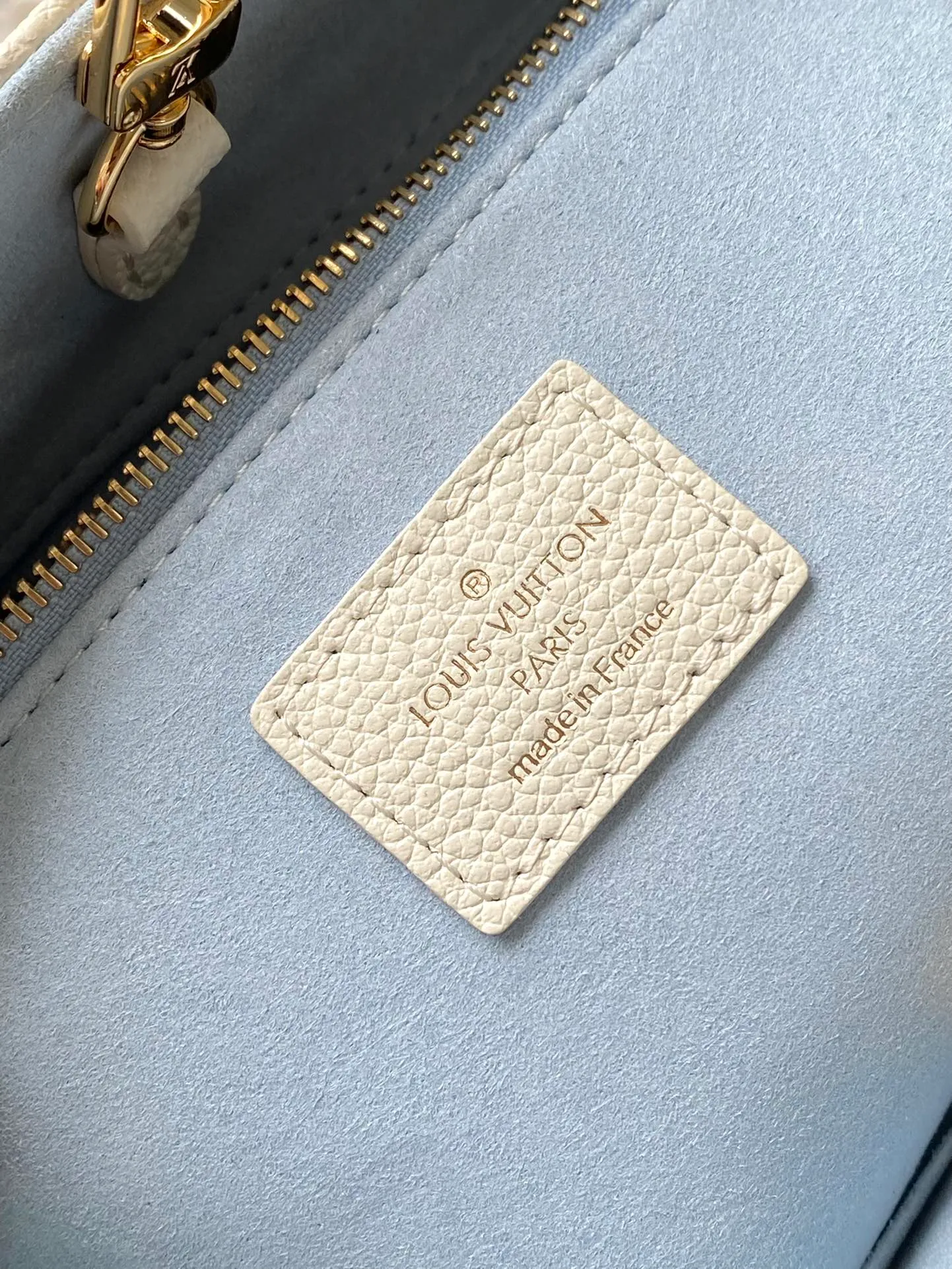 💰1040 (top layer leather) top original order M46833. Support counter inspection. Photos taken of duty-free goods are consistent with the product without unpacking. This product is an exclusive duty-free product in the market and is the highest-end product. Inspection is supported. This product has passed strict inspection and is flawless. Please wear gloves when touching the product. This product is not returnable or exchangeable. Please confirm the product first and then remove the label on the handle. This product is temporarily not open to the public, only regular customers, and is in short supply. Dimensions: 25 x 19 x 11.5 cm