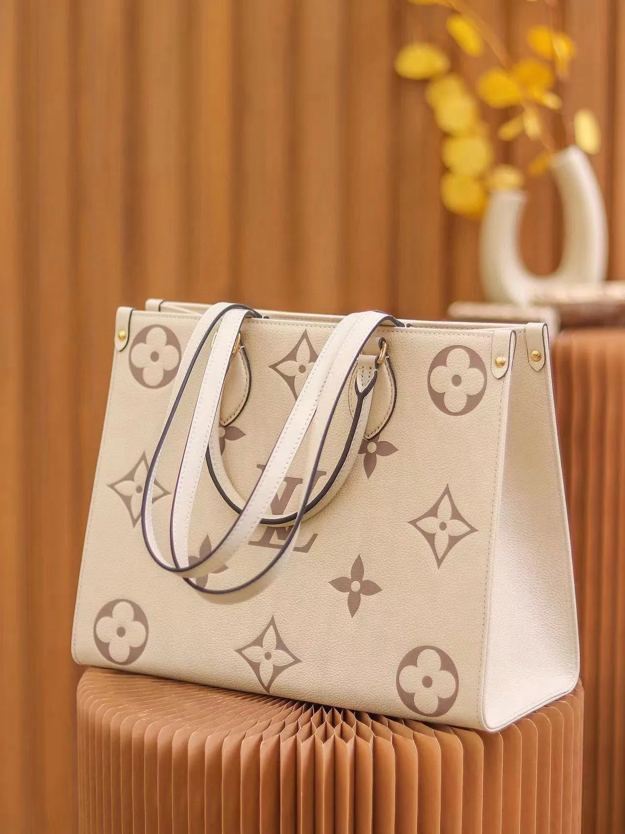 💰1120 (top layer leather transcoding chip) top original order, all steel hardware]𝙊𝙉𝙏𝙃𝙀𝙂𝙊 medium size: 35*27*14cm model: m45495 This season's new 𝙊𝙉𝙏𝙃𝙀𝙂𝙊 gives people a brand new feeling, a classic iconic shape, but it uses calfskin with patterns that are first printed and dyed and then embossed, which makes it look more high-end and fashionable. This year's designers are really cheating. Friends who are tired of looking at presbyopic patterns can choose to buy this one. It's so advanced!