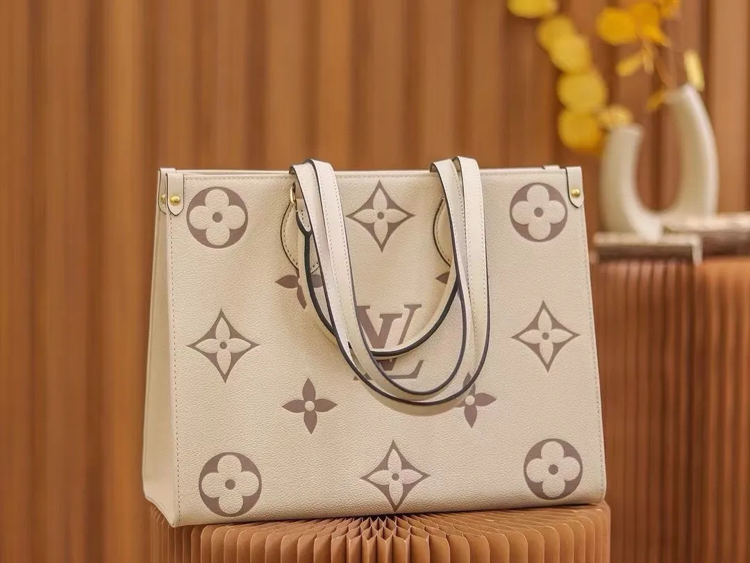 💰1120 (top layer leather transcoding chip) top original order, all steel hardware]𝙊𝙉𝙏𝙃𝙀𝙂𝙊 medium size: 35*27*14cm model: m45495 This season's new 𝙊𝙉𝙏𝙃𝙀𝙂𝙊 gives people a brand new feeling, a classic iconic shape, but it uses calfskin with patterns that are first printed and dyed and then embossed, which makes it look more high-end and fashionable. This year's designers are really cheating. Friends who are tired of looking at presbyopic patterns can choose to buy this one. It's so advanced!