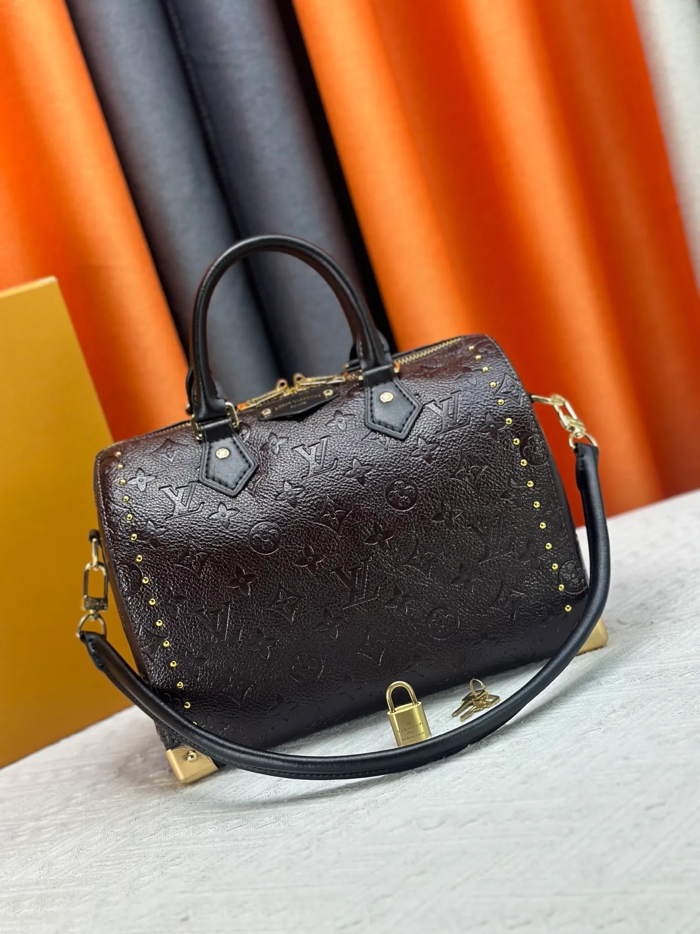 P300 M26181 M26392 Oil Brown Presbyopia Yellow Black The Louis Vuitton Trunk series welcomes the new Speedy 25, which pays tribute to the brand's genes through the brand's archival elements such as the classic Monogram pattern and suitcase-inspired details. Made of canvas material with cow leather trim and embellished with metal parts, it shows exquisite craftsmanship. The elegant yet modern design can be carried by hand or on one shoulder, making it suitable for a variety of occasions. Dimensions: 27.0 x 20.0 x 15.0 cm (length x height x width)
