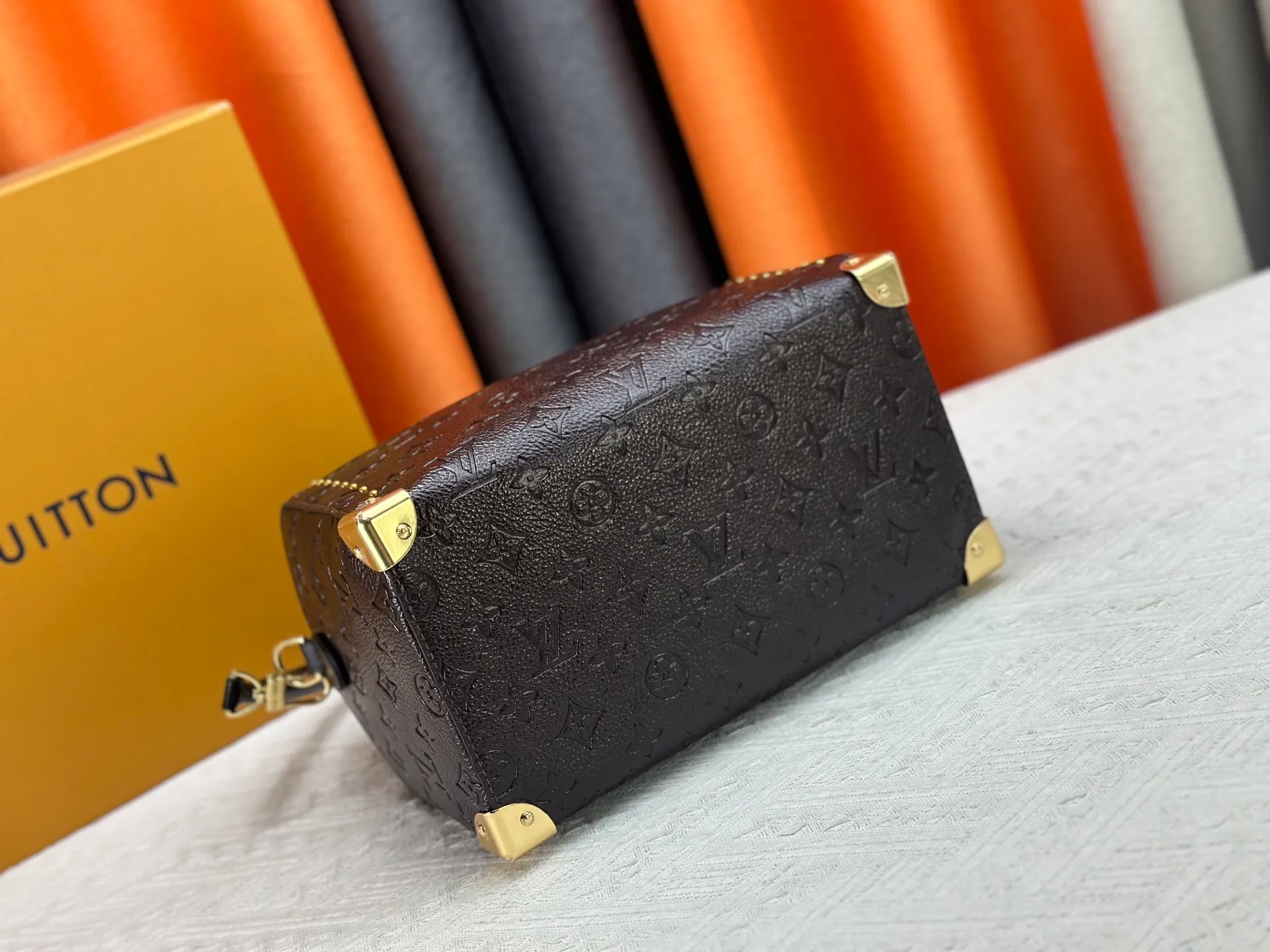 P300 M26181 M26392 Oil Brown Presbyopia Yellow Black The Louis Vuitton Trunk series welcomes the new Speedy 25, which pays tribute to the brand's genes through the brand's archival elements such as the classic Monogram pattern and suitcase-inspired details. Made of canvas material with cow leather trim and embellished with metal parts, it shows exquisite craftsmanship. The elegant yet modern design can be carried by hand or on one shoulder, making it suitable for a variety of occasions. Dimensions: 27.0 x 20.0 x 15.0 cm (length x height x width)