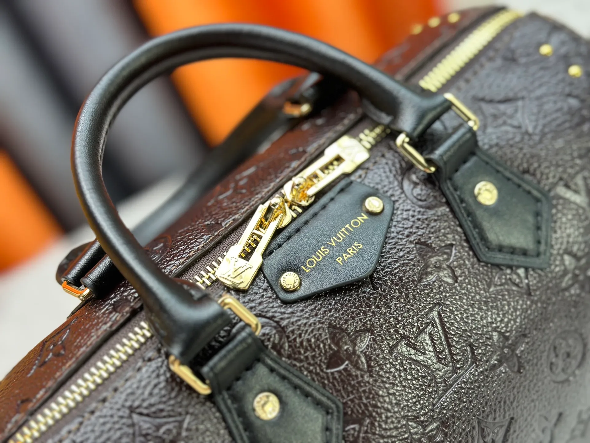 P300 M26181 M26392 Oil Brown Presbyopia Yellow Black The Louis Vuitton Trunk series welcomes the new Speedy 25, which pays tribute to the brand's genes through the brand's archival elements such as the classic Monogram pattern and suitcase-inspired details. Made of canvas material with cow leather trim and embellished with metal parts, it shows exquisite craftsmanship. The elegant yet modern design can be carried by hand or on one shoulder, making it suitable for a variety of occasions. Dimensions: 27.0 x 20.0 x 15.0 cm (length x height x width)