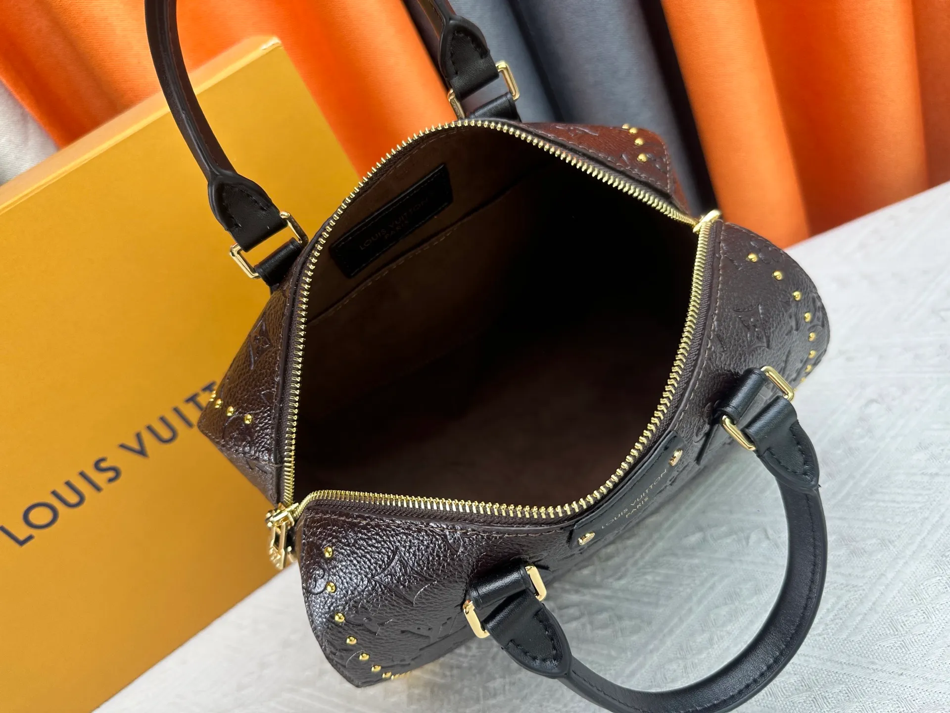 P300 M26181 M26392 Oil Brown Presbyopia Yellow Black The Louis Vuitton Trunk series welcomes the new Speedy 25, which pays tribute to the brand's genes through the brand's archival elements such as the classic Monogram pattern and suitcase-inspired details. Made of canvas material with cow leather trim and embellished with metal parts, it shows exquisite craftsmanship. The elegant yet modern design can be carried by hand or on one shoulder, making it suitable for a variety of occasions. Dimensions: 27.0 x 20.0 x 15.0 cm (length x height x width)