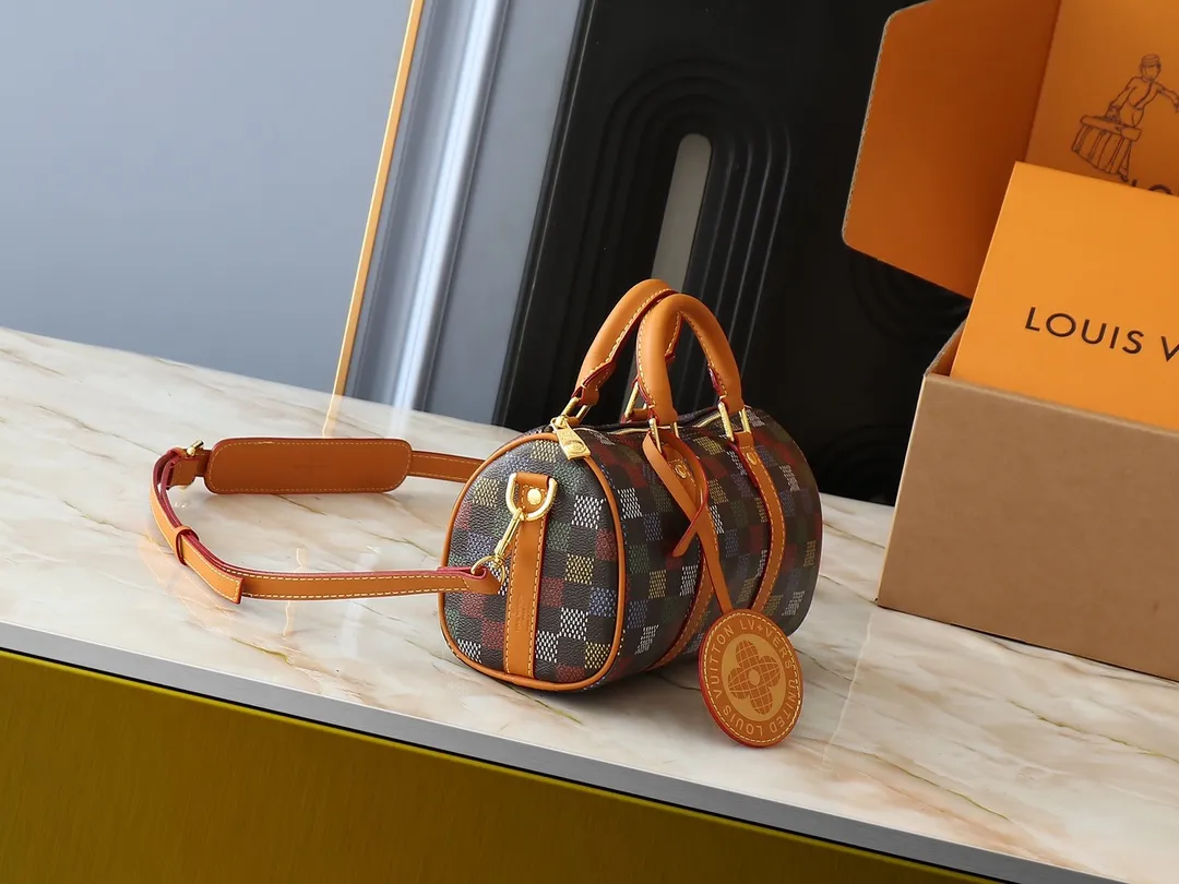 💰240💰Upgraded original M00148 color gradient check M13866 foggy lake color men's bag pillow bag speedy HR series This Keepall 25 handbag is made of Monogram Eclipse Reverse canvas, showing an elegant reinterpretation of Louis Vuitton's classic pattern. Reinforced straps and leather name tags are signature elements of the Keepall collection, while a zipper closure keeps personal items safe and secure. Dimensions 25.0 x 15.0 x 11.0cm (length x height x width