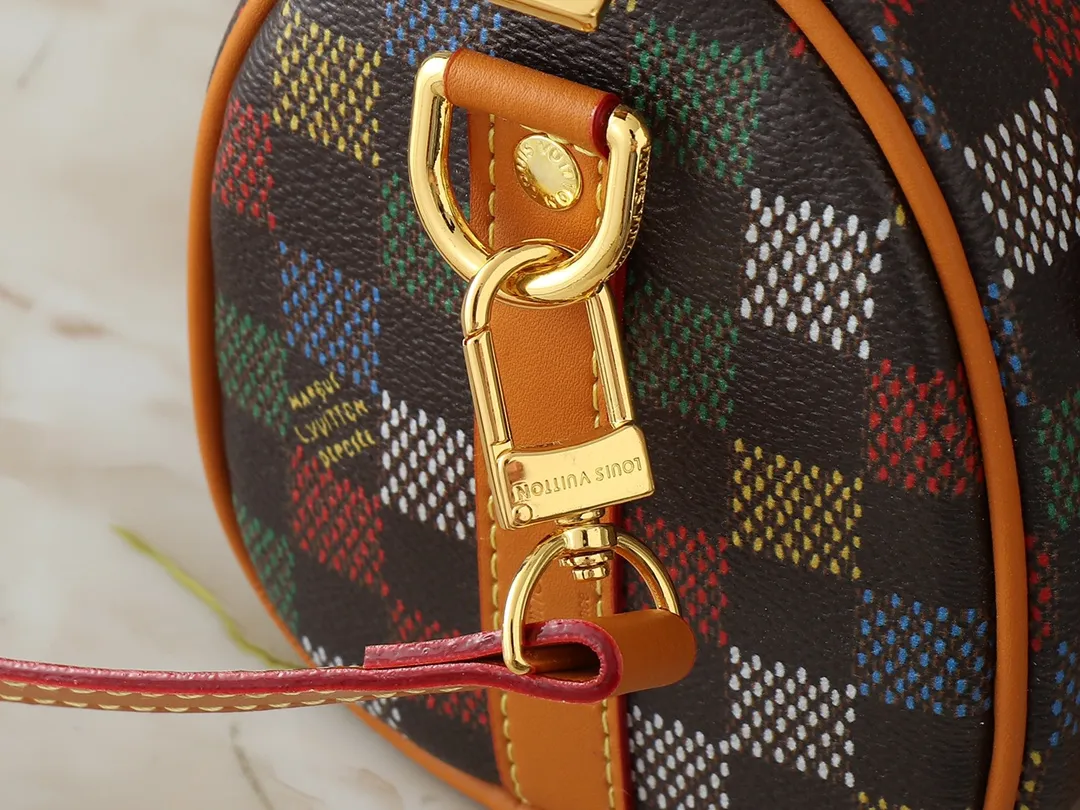 💰240💰Upgraded original M00148 color gradient check M13866 foggy lake color men's bag pillow bag speedy HR series This Keepall 25 handbag is made of Monogram Eclipse Reverse canvas, showing an elegant reinterpretation of Louis Vuitton's classic pattern. Reinforced straps and leather name tags are signature elements of the Keepall collection, while a zipper closure keeps personal items safe and secure. Dimensions 25.0 x 15.0 x 11.0cm (length x height x width
