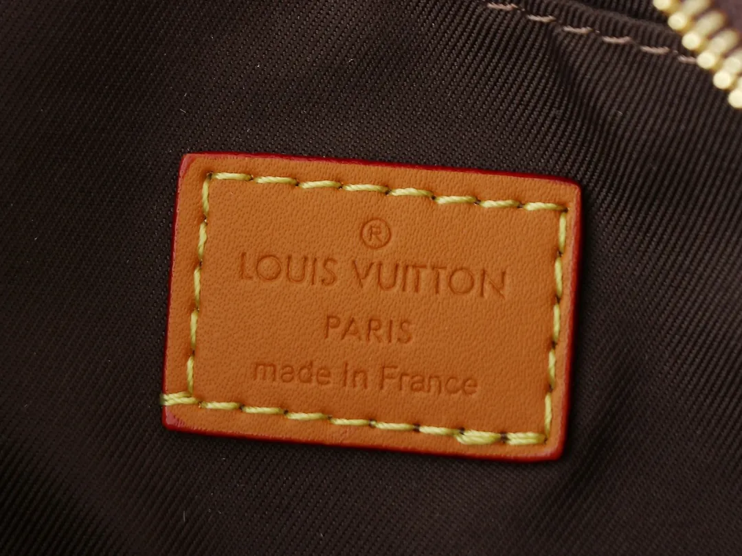 💰240💰Upgraded original M00148 color gradient check M13866 foggy lake color men's bag pillow bag speedy HR series This Keepall 25 handbag is made of Monogram Eclipse Reverse canvas, showing an elegant reinterpretation of Louis Vuitton's classic pattern. Reinforced straps and leather name tags are signature elements of the Keepall collection, while a zipper closure keeps personal items safe and secure. Dimensions 25.0 x 15.0 x 11.0cm (length x height x width