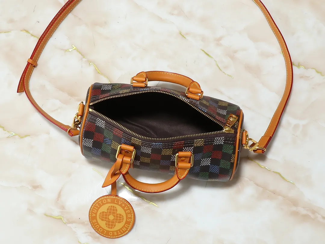 💰240💰Upgraded original M00148 color gradient check M13866 foggy lake color men's bag pillow bag speedy HR series This Keepall 25 handbag is made of Monogram Eclipse Reverse canvas, showing an elegant reinterpretation of Louis Vuitton's classic pattern. Reinforced straps and leather name tags are signature elements of the Keepall collection, while a zipper closure keeps personal items safe and secure. Dimensions 25.0 x 15.0 x 11.0cm (length x height x width
