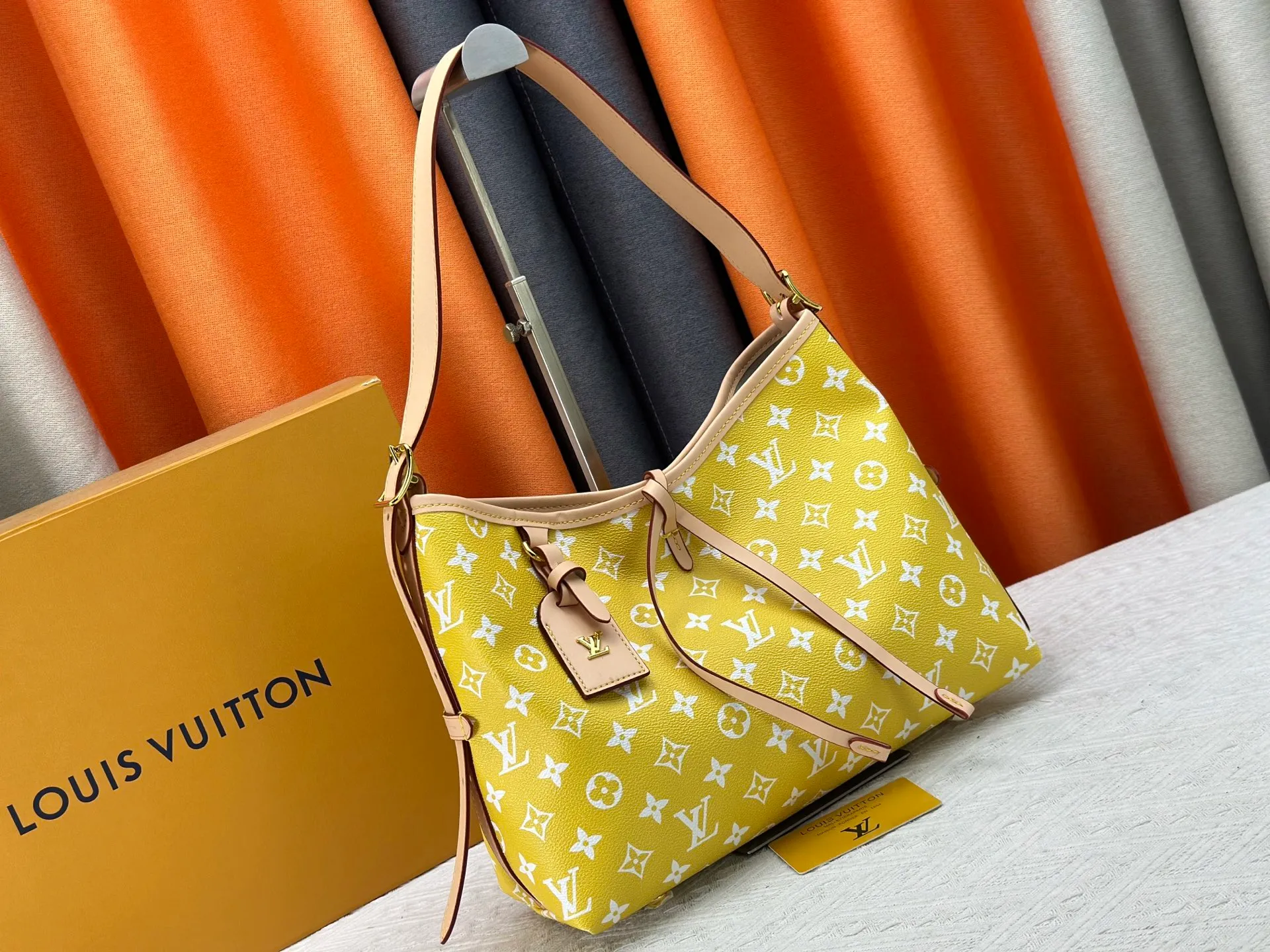 P280 upgraded original M24861 M25143 M46203 M46197 Colorful, legendary CarryAll medium handbag, with Monogram canvas and leather trimming to create a body-fitting design. There's a zipped pocket inside the ample space, and a detachable zipped clutch adds a functional element, with a buckle-adjustable handle. Small size: 29 x 24 x 12 cm,