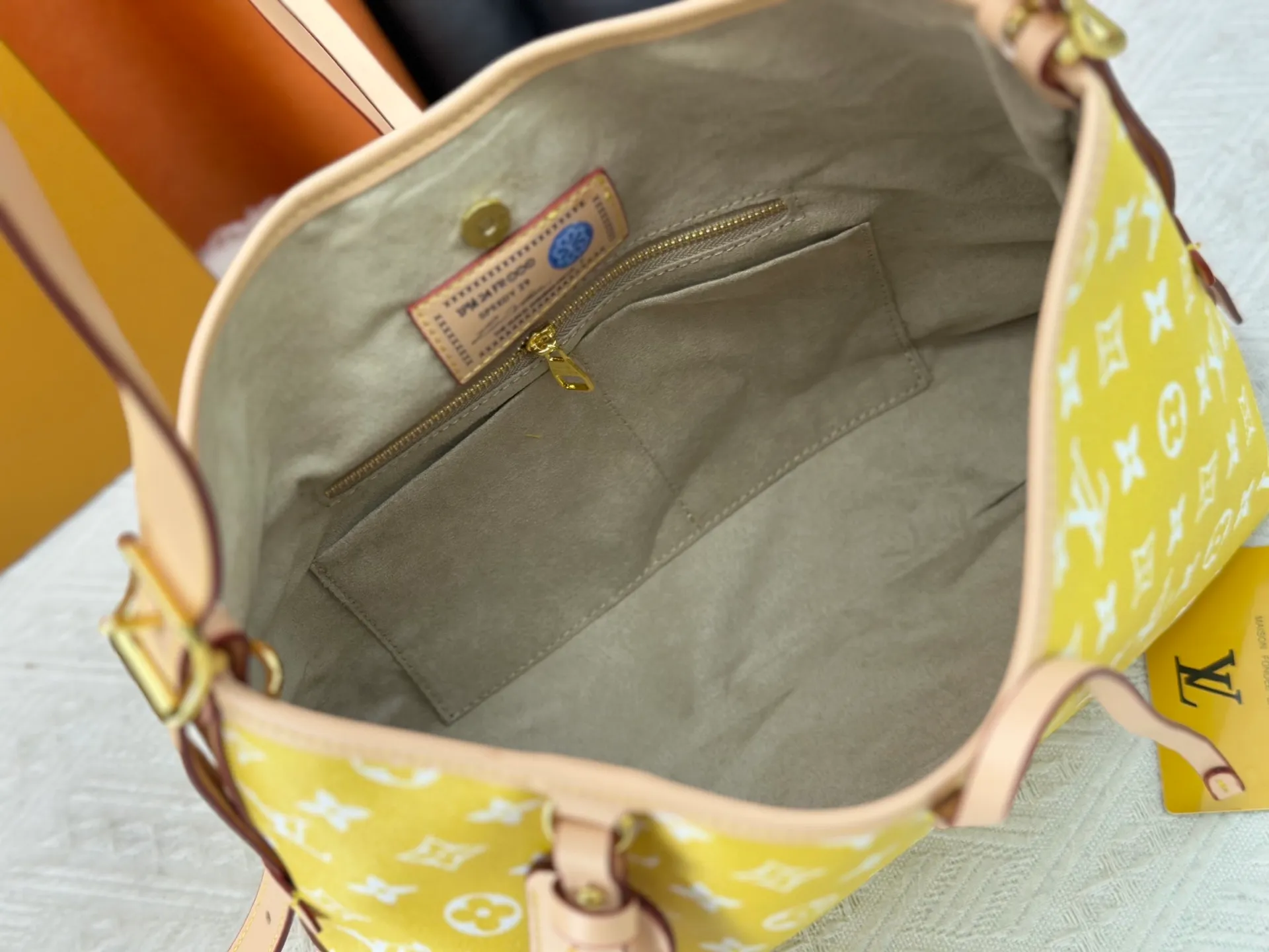 P280 upgraded original M24861 M25143 M46203 M46197 Colorful, legendary CarryAll medium handbag, with Monogram canvas and leather trimming to create a body-fitting design. There's a zipped pocket inside the ample space, and a detachable zipped clutch adds a functional element, with a buckle-adjustable handle. Small size: 29 x 24 x 12 cm,