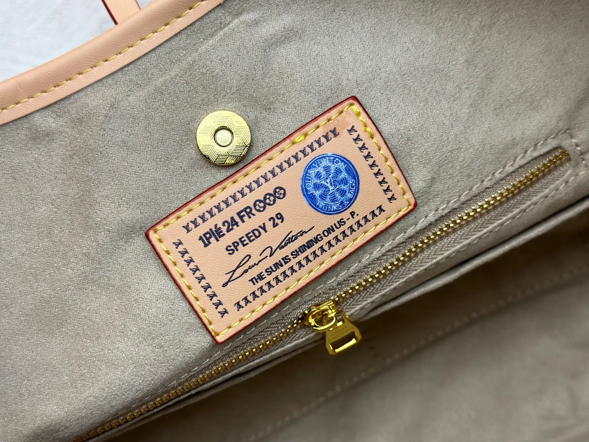P280 upgraded original M24861 M25143 M46203 M46197 Colorful, legendary CarryAll medium handbag, with Monogram canvas and leather trimming to create a body-fitting design. There's a zipped pocket inside the ample space, and a detachable zipped clutch adds a functional element, with a buckle-adjustable handle. Small size: 29 x 24 x 12 cm,
