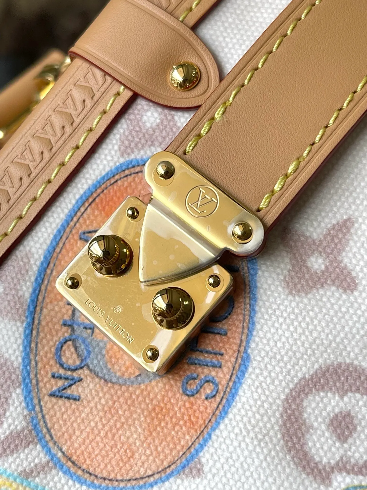 💰1180 Top original order M14606 This Side Trunk medium handbag is from the Flight Mode series, giving the Monogram Dune canvas a retro look. The lightweight structure is embellished with a collage-effect label, the dazzling aircraft charm and the classic key bag are rich in details, and the cowhide leather trim pays tribute to the brand's trunk-making heritage. Dimensions: 23.5 × 16 × 8.5 cm