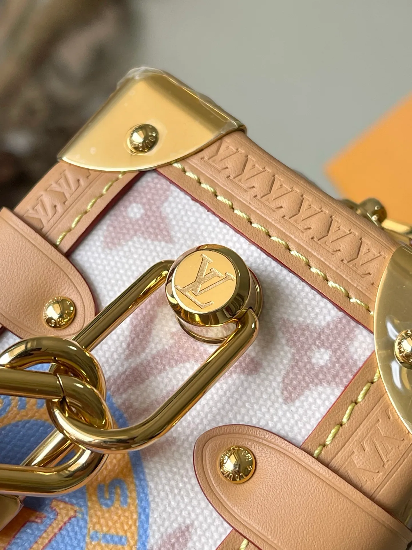 💰1180 Top original order M14606 This Side Trunk medium handbag is from the Flight Mode series, giving the Monogram Dune canvas a retro look. The lightweight structure is embellished with a collage-effect label, the dazzling aircraft charm and the classic key bag are rich in details, and the cowhide leather trim pays tribute to the brand's trunk-making heritage. Dimensions: 23.5 × 16 × 8.5 cm