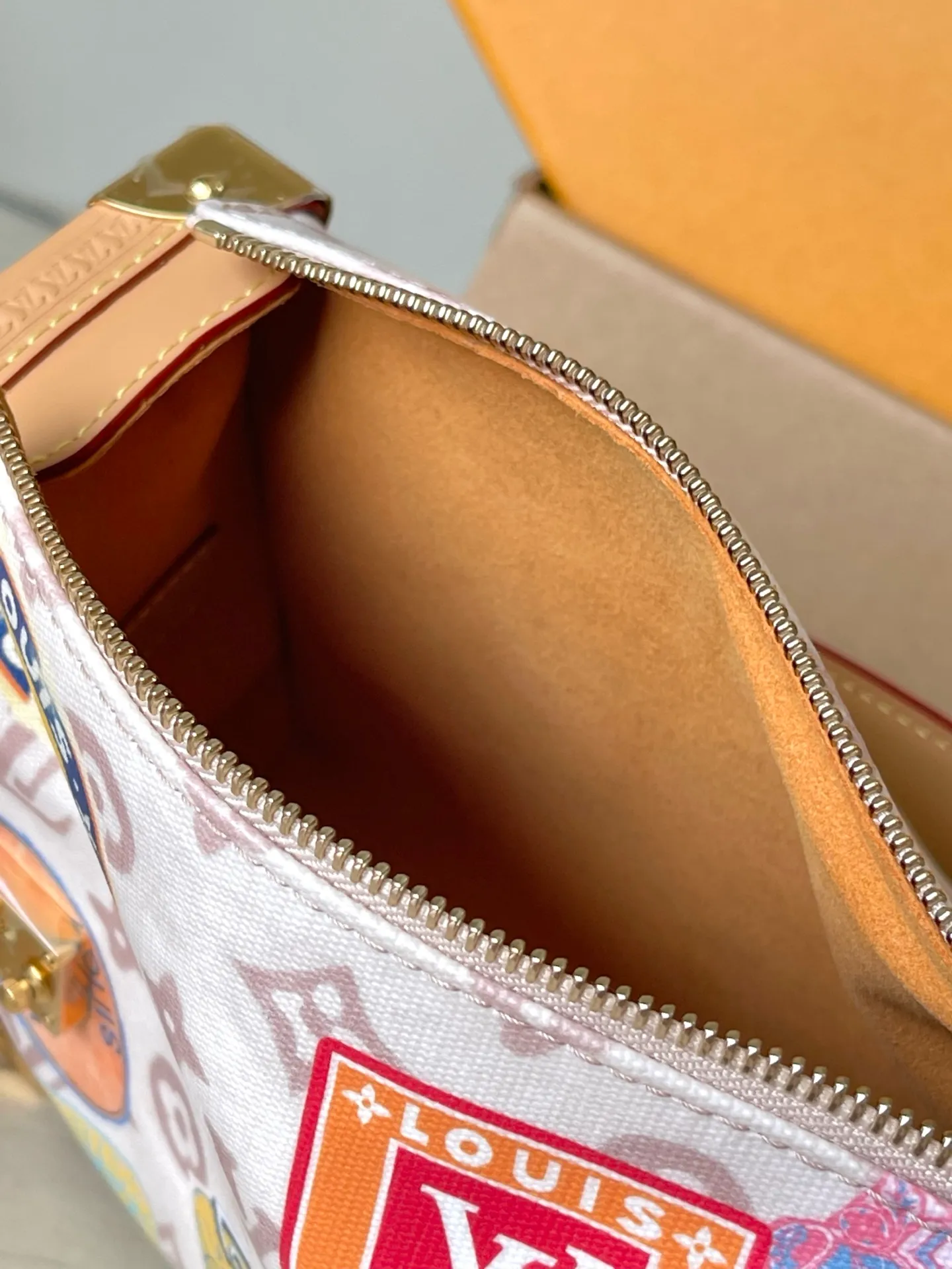 💰1180 Top original order M14606 This Side Trunk medium handbag is from the Flight Mode series, giving the Monogram Dune canvas a retro look. The lightweight structure is embellished with a collage-effect label, the dazzling aircraft charm and the classic key bag are rich in details, and the cowhide leather trim pays tribute to the brand's trunk-making heritage. Dimensions: 23.5 × 16 × 8.5 cm