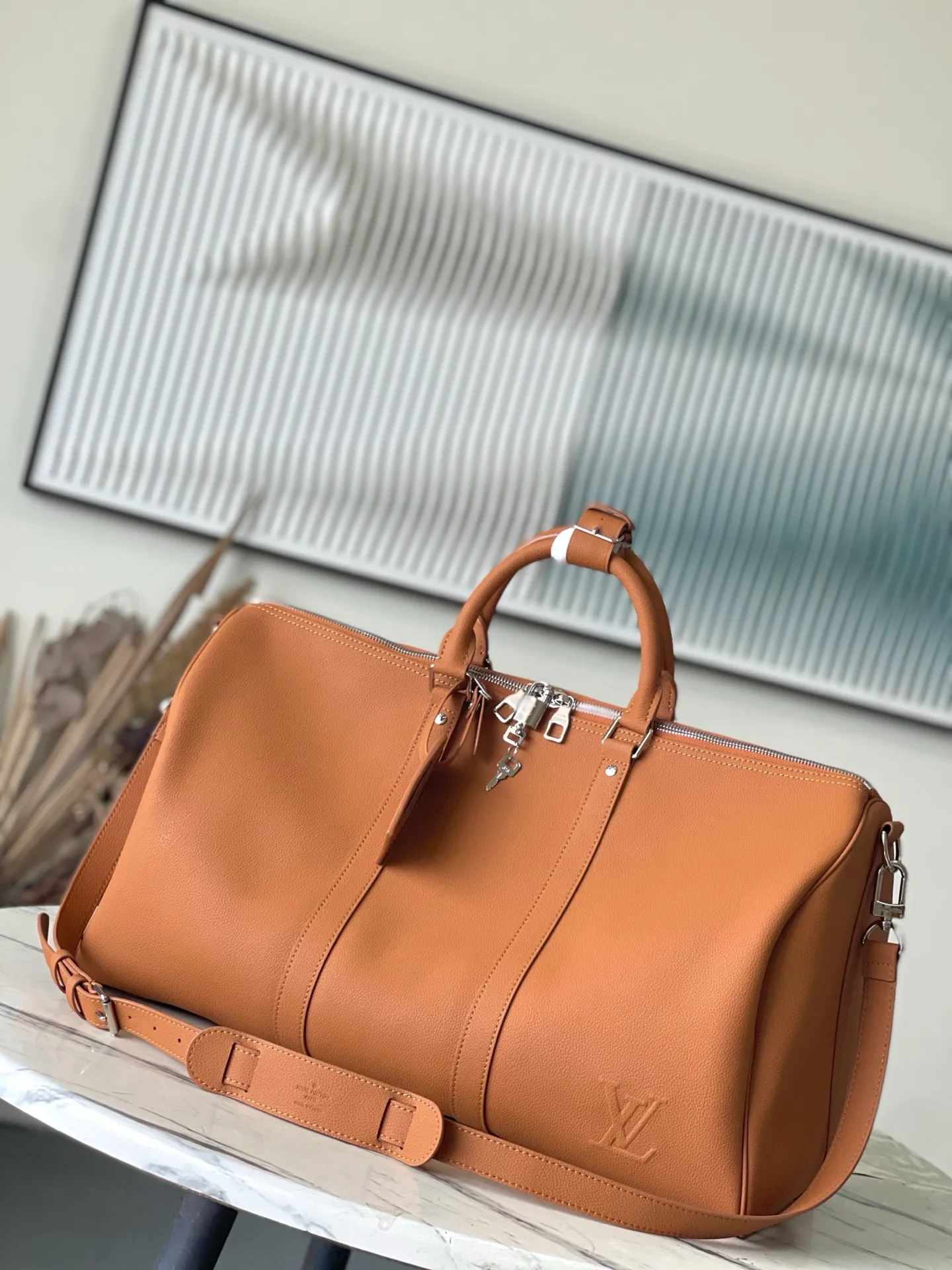 💰1460 (top layer leather) top original order M26065 caramel color. The waxed cow leather used in this Keepall Bandouliere50 travel bag has a soft texture and delicate texture. Together with the LV letters on the front, it conveys an elegant and restrained atmosphere. It is matched with fabric lining of the same color and old metal parts. The top handle and detachable and adjustable shoulder strap allow for a variety of carrying options, making it another perfect choice for weekend outings. Dimensions: 50 × 29 × 23 cm