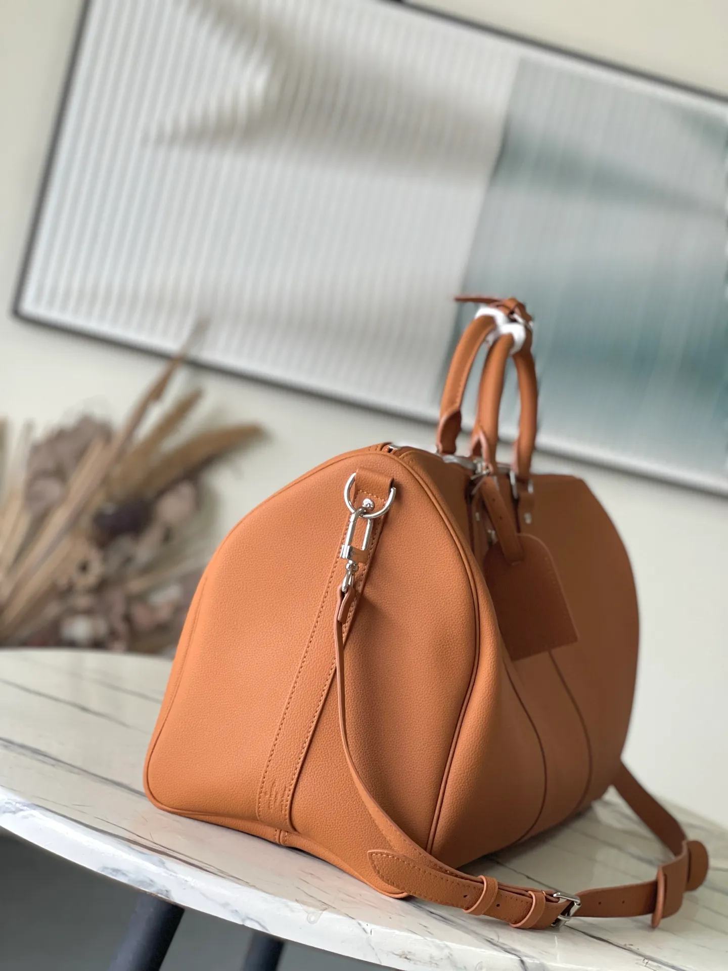 💰1460 (top layer leather) top original order M26065 caramel color. The waxed cow leather used in this Keepall Bandouliere50 travel bag has a soft texture and delicate texture. Together with the LV letters on the front, it conveys an elegant and restrained atmosphere. It is matched with fabric lining of the same color and old metal parts. The top handle and detachable and adjustable shoulder strap allow for a variety of carrying options, making it another perfect choice for weekend outings. Dimensions: 50 × 29 × 23 cm
