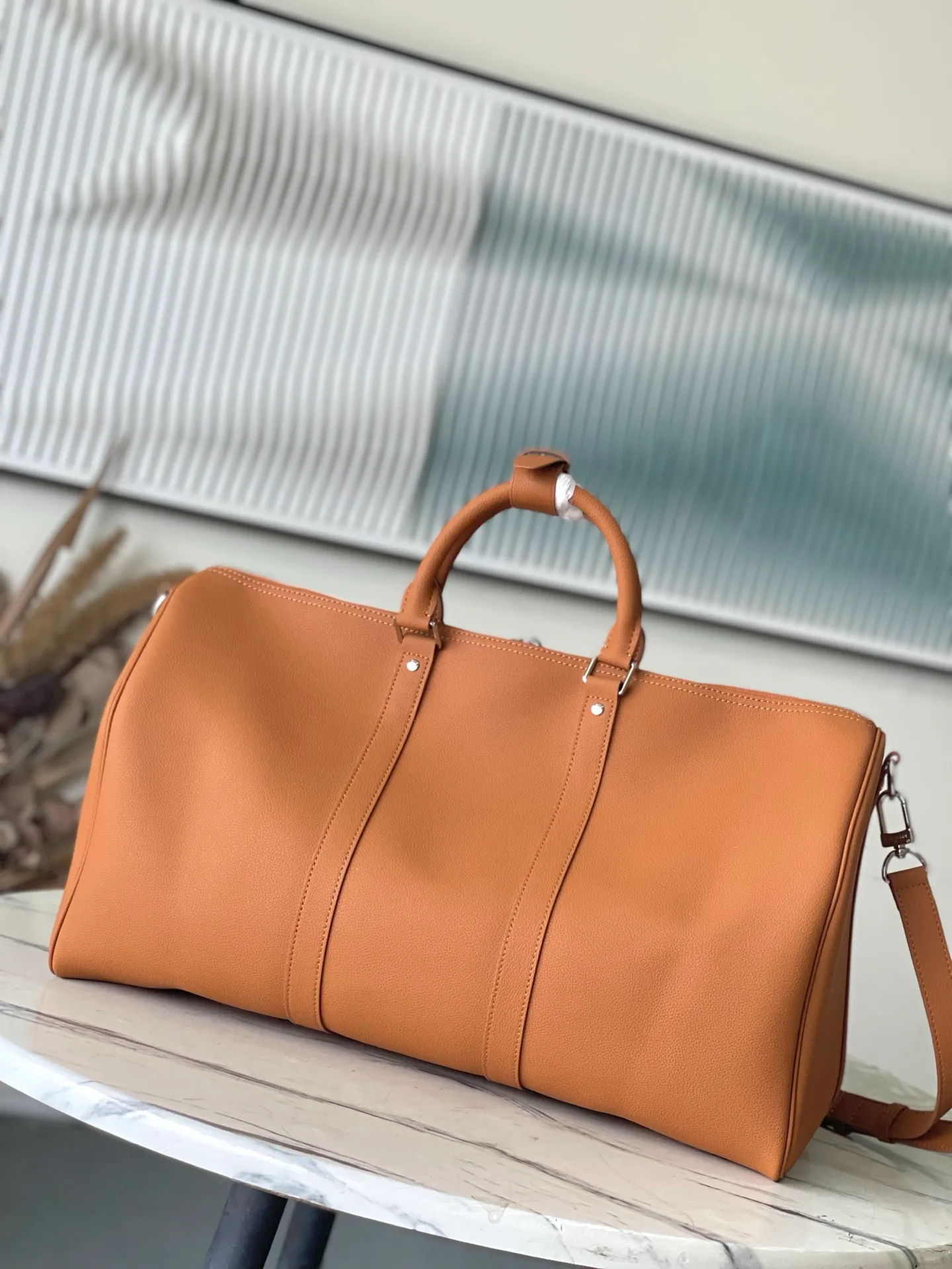 💰1460 (top layer leather) top original order M26065 caramel color. The waxed cow leather used in this Keepall Bandouliere50 travel bag has a soft texture and delicate texture. Together with the LV letters on the front, it conveys an elegant and restrained atmosphere. It is matched with fabric lining of the same color and old metal parts. The top handle and detachable and adjustable shoulder strap allow for a variety of carrying options, making it another perfect choice for weekend outings. Dimensions: 50 × 29 × 23 cm