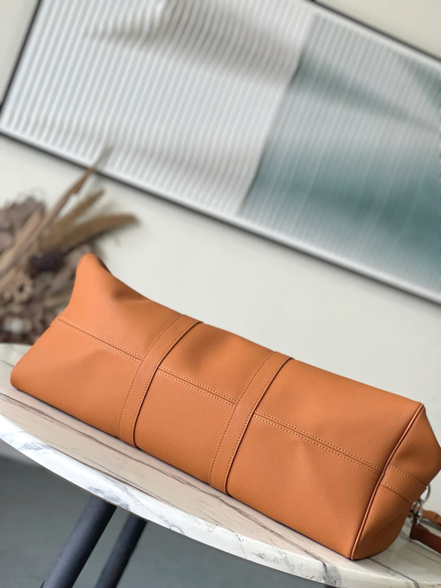 💰1460 (top layer leather) top original order M26065 caramel color. The waxed cow leather used in this Keepall Bandouliere50 travel bag has a soft texture and delicate texture. Together with the LV letters on the front, it conveys an elegant and restrained atmosphere. It is matched with fabric lining of the same color and old metal parts. The top handle and detachable and adjustable shoulder strap allow for a variety of carrying options, making it another perfect choice for weekend outings. Dimensions: 50 × 29 × 23 cm